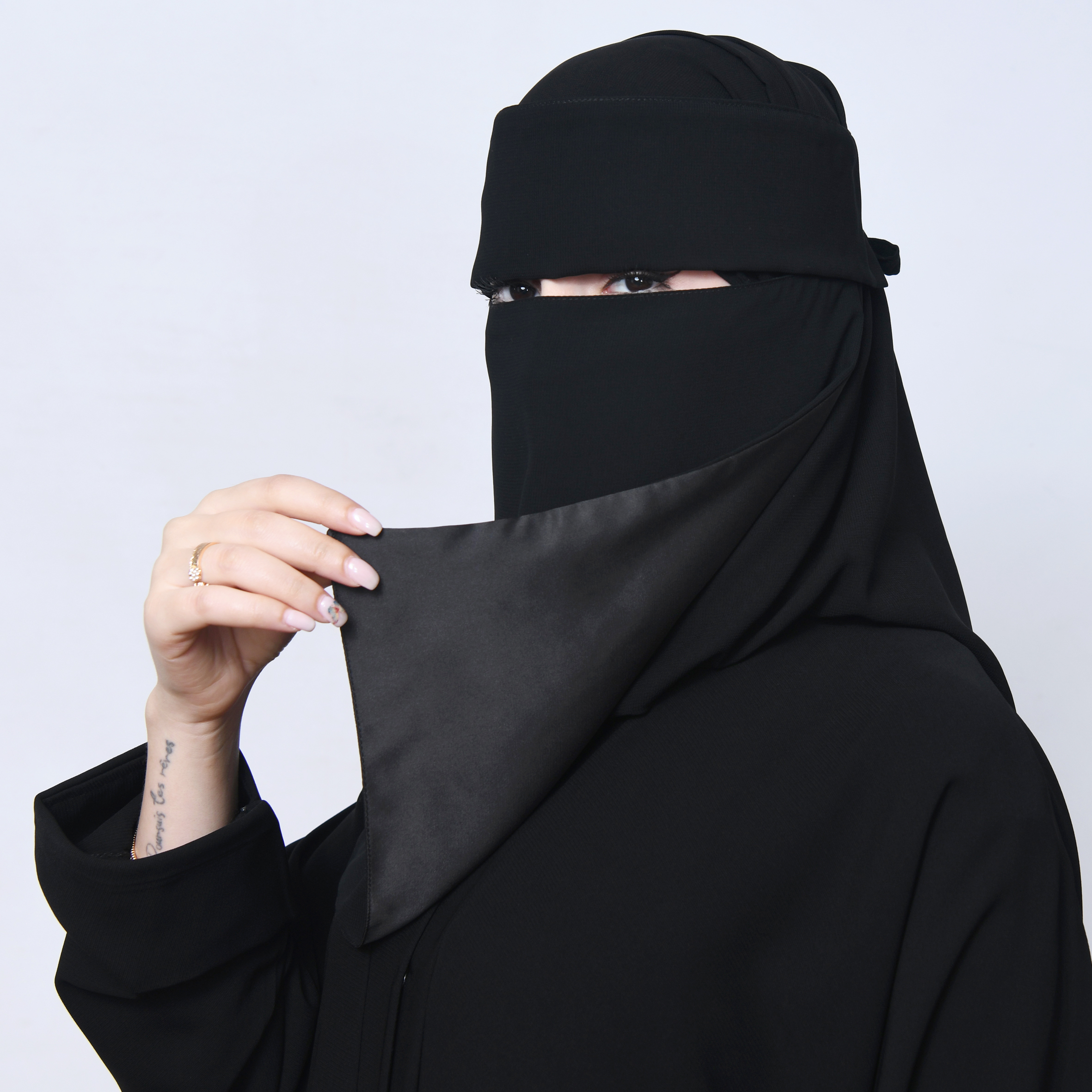  نقاب شمسي طويل ببطانة حريرية و رباط اغلاق 