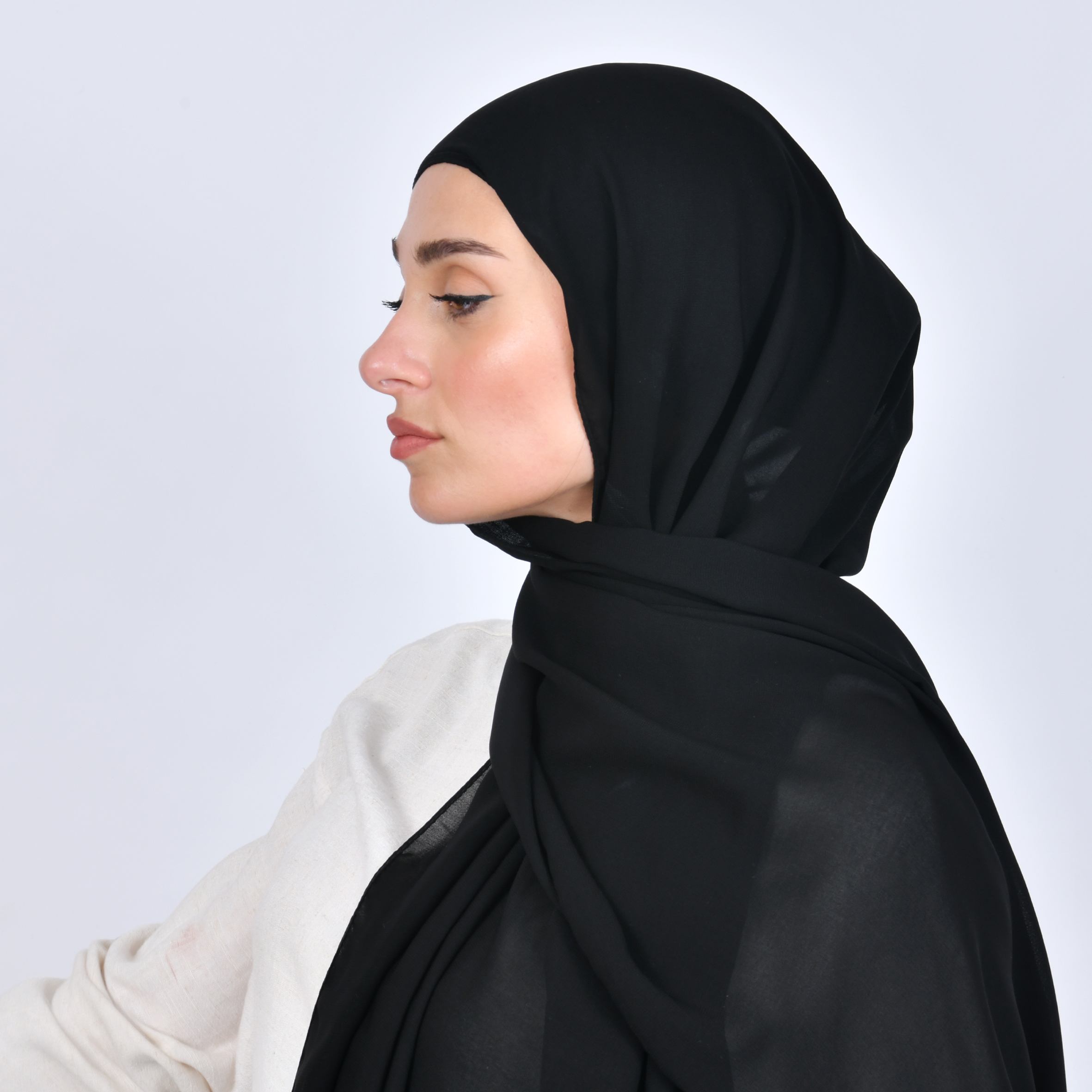  طرحة حرير بقبعة قطنية متصلة - سوداء 