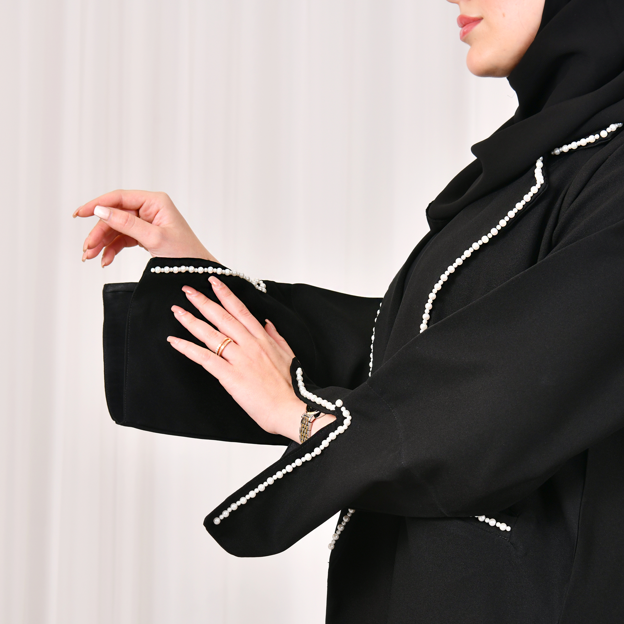  عباية تصميم بليزر بكم مفتوح وجيوب امامية مزينة باللؤلؤ 