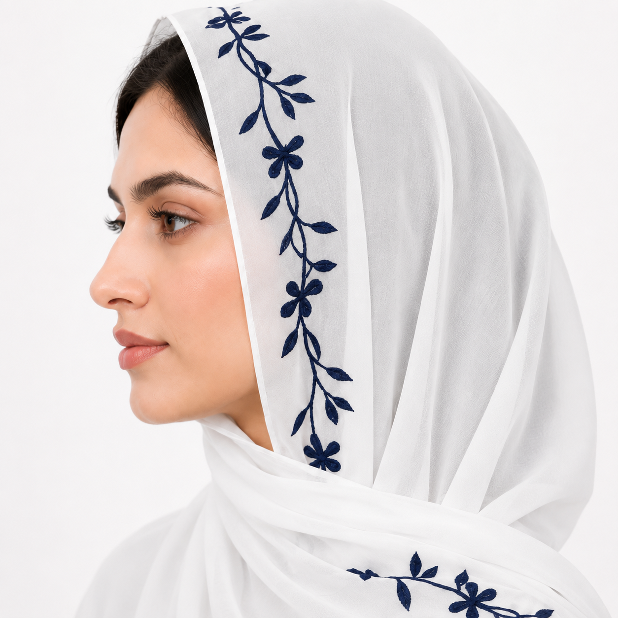 طرحة باللون الابيض مزينة بتطريز كحلي 