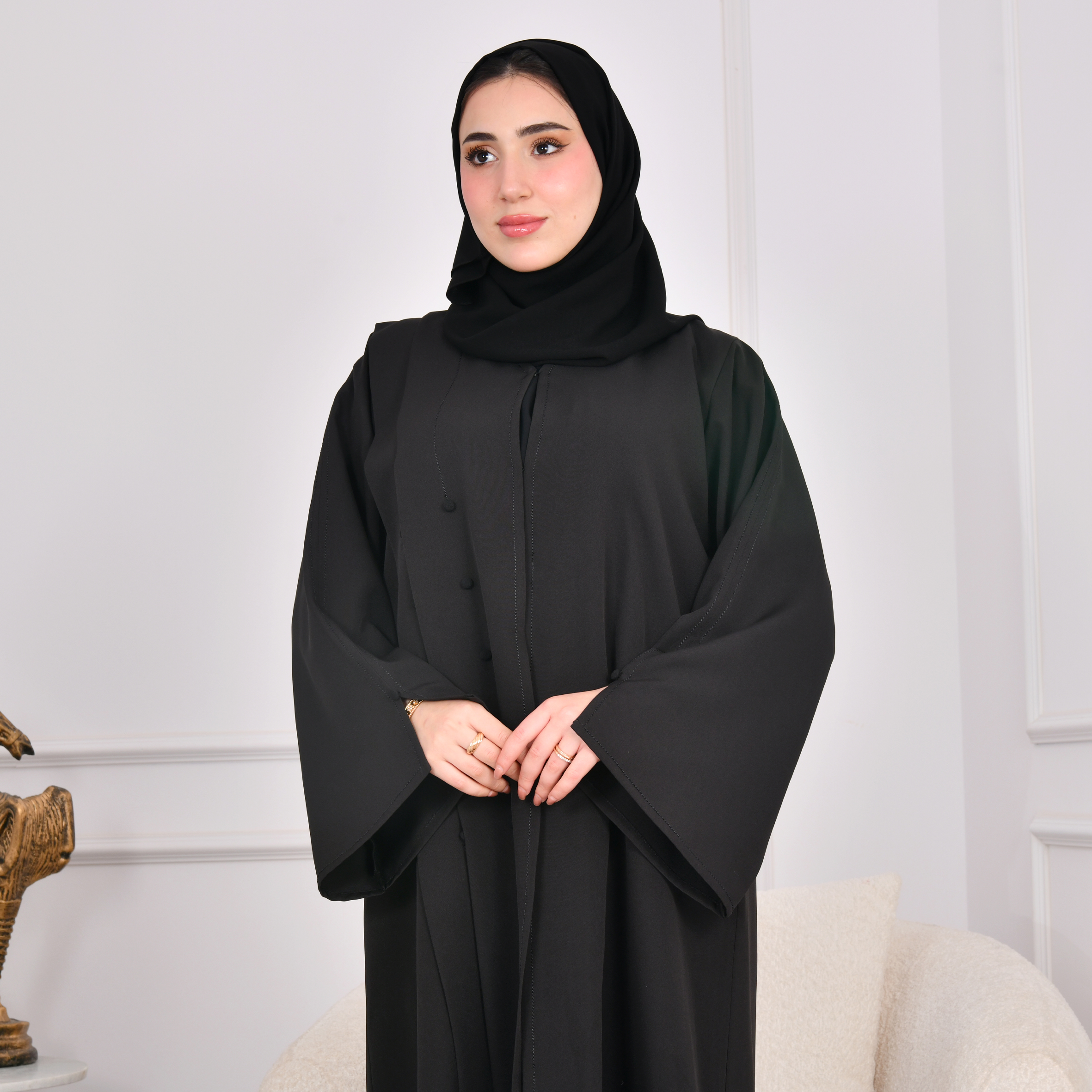  عباية سوداء تصميم اماراتي  ربع كلوش بكسرات طولية مزينة بأزرار جانب واحد  
