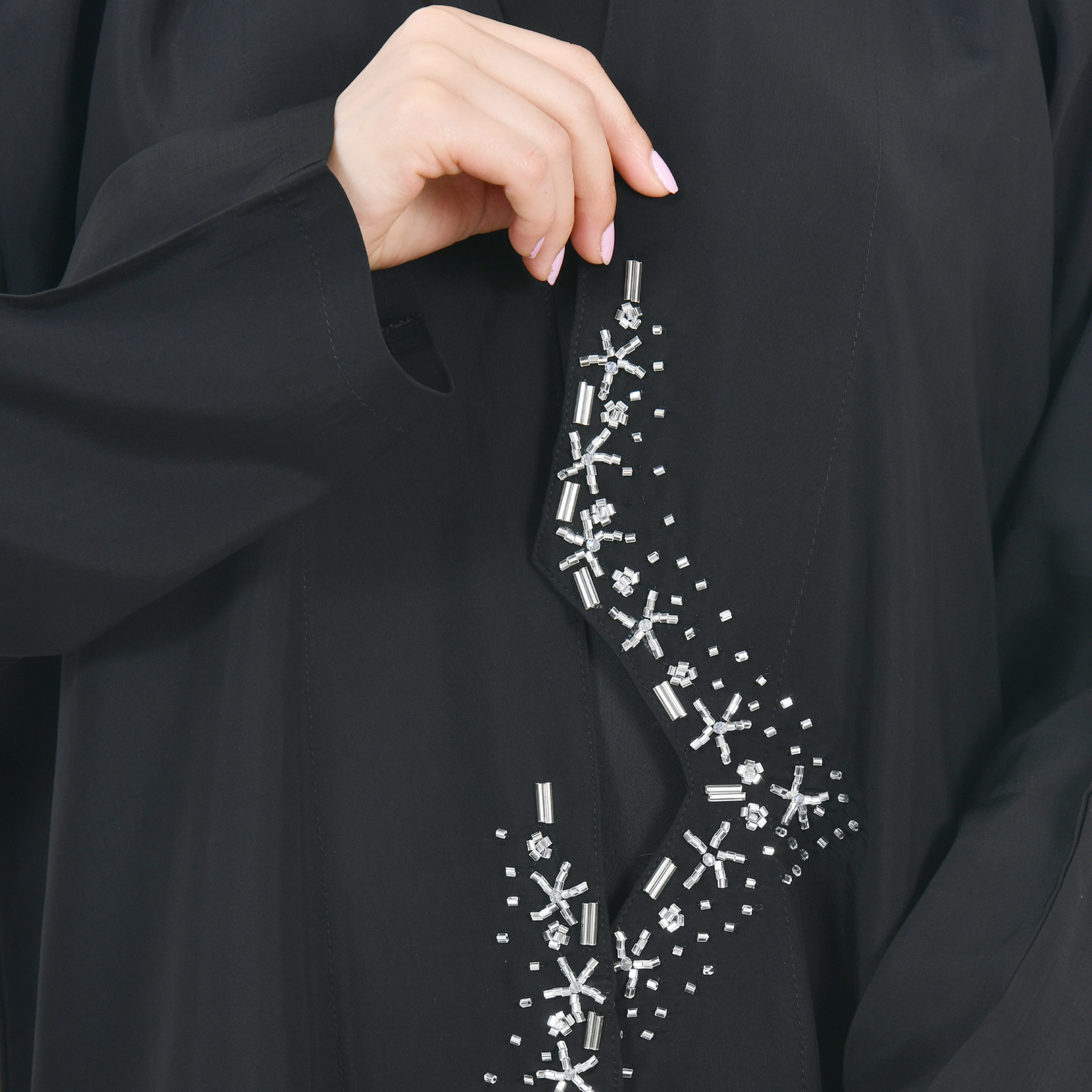  عباية لف سوداء بحواف غير مستوية مزينة بكريستال ابيض نجمي 