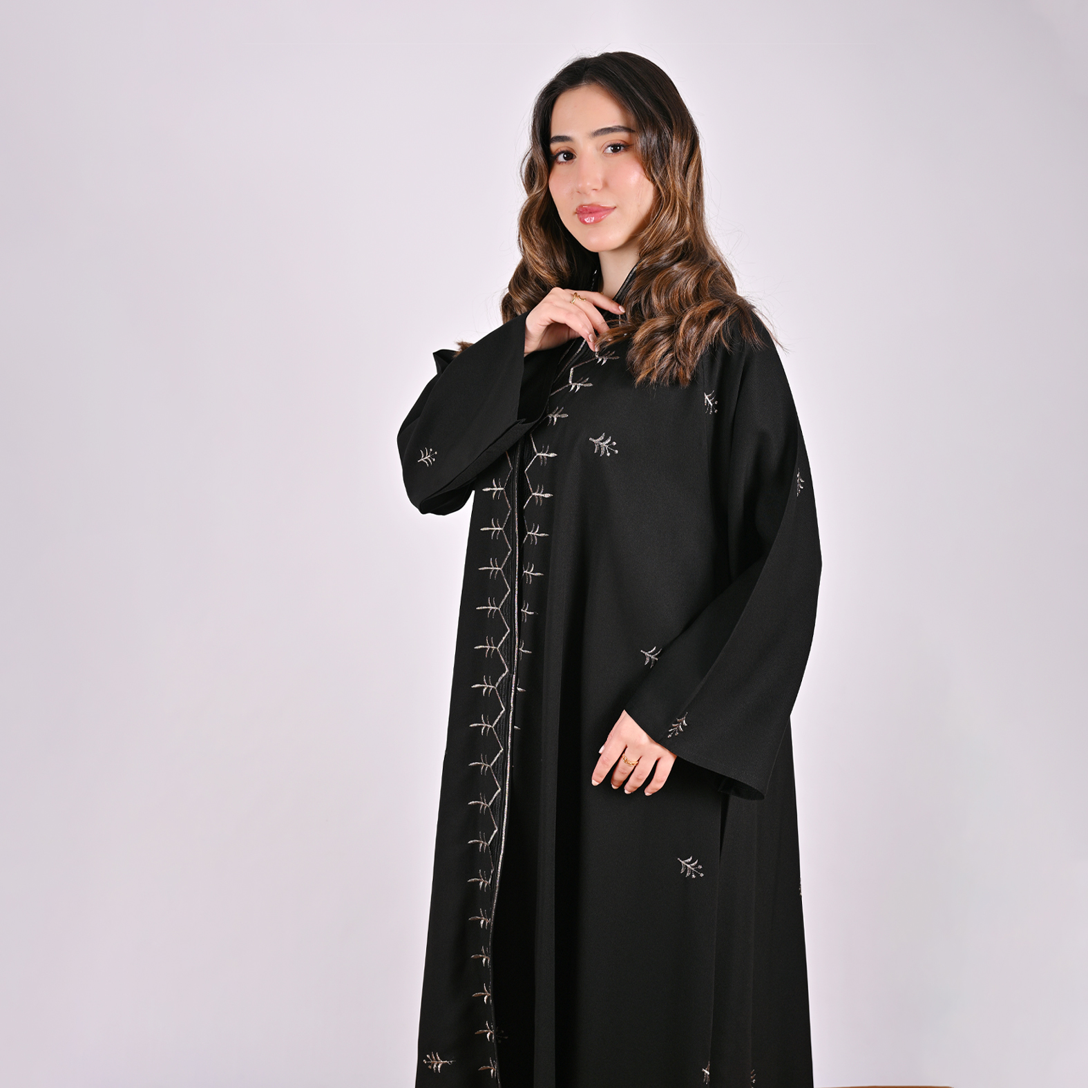  عباية سوداء كلوش بتصميم راقي مزينة بتطريز ذهبي 