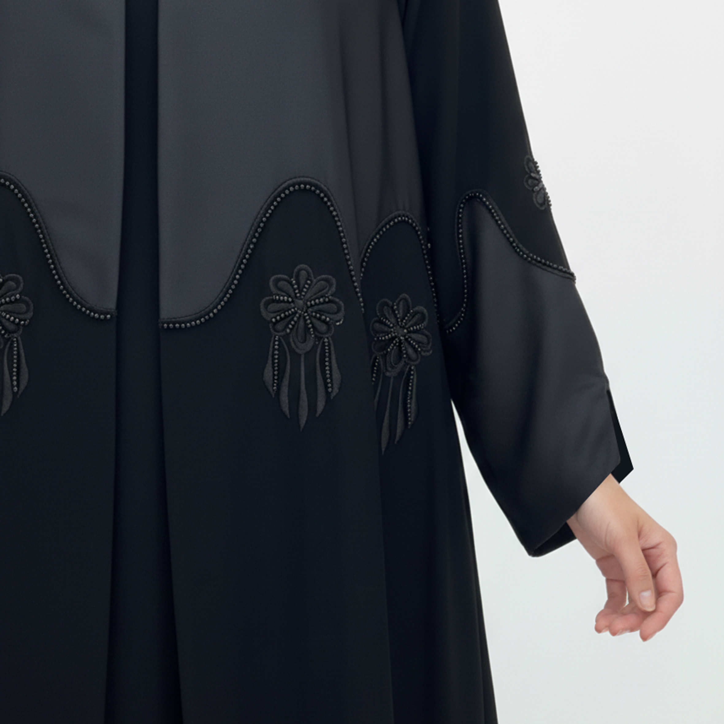  عباية سوداء مع تداخل قماش التفته مزينة بشك 