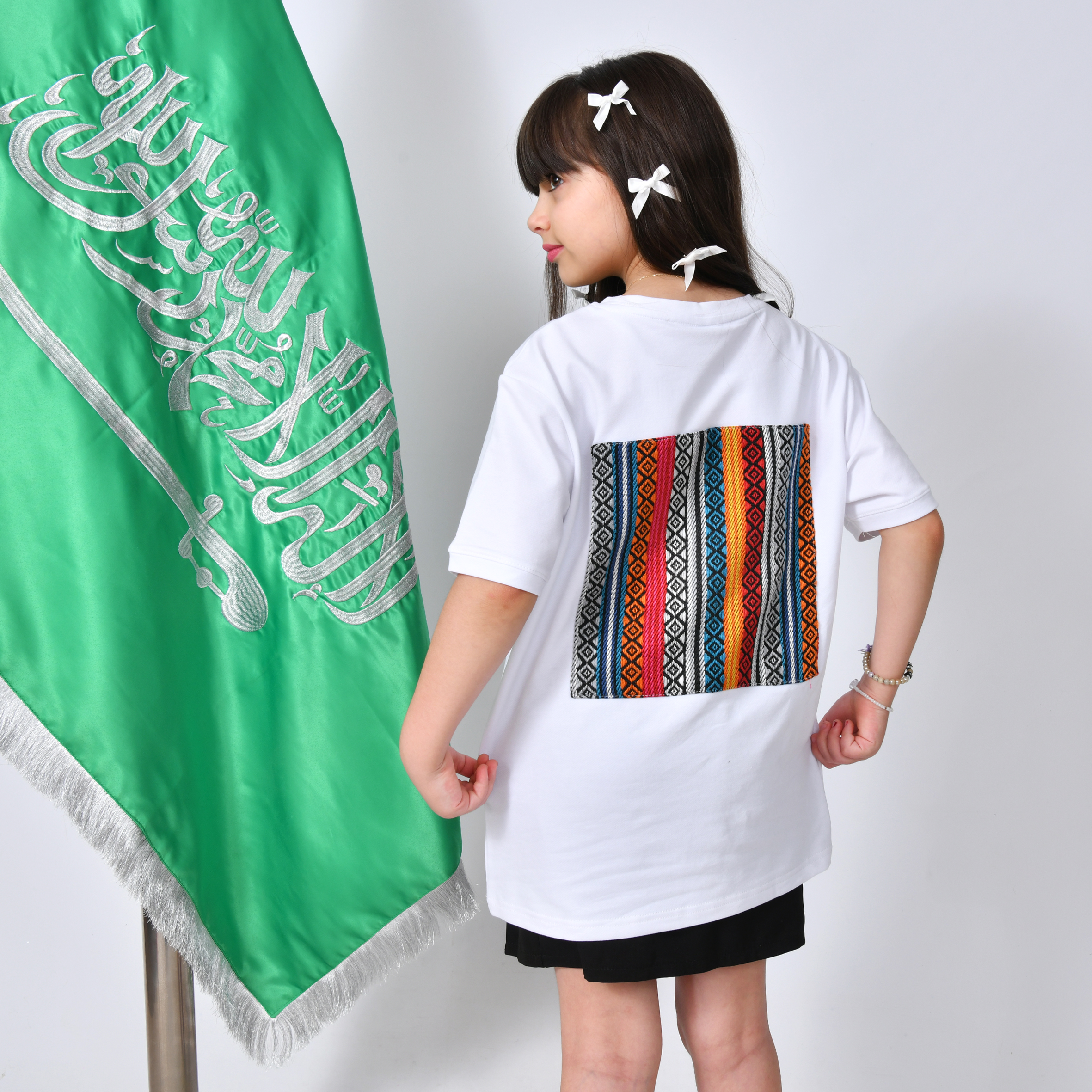  تيشيرت ابيض بشعار عزنا بأصالتنا ( للأولاد والبنات) 