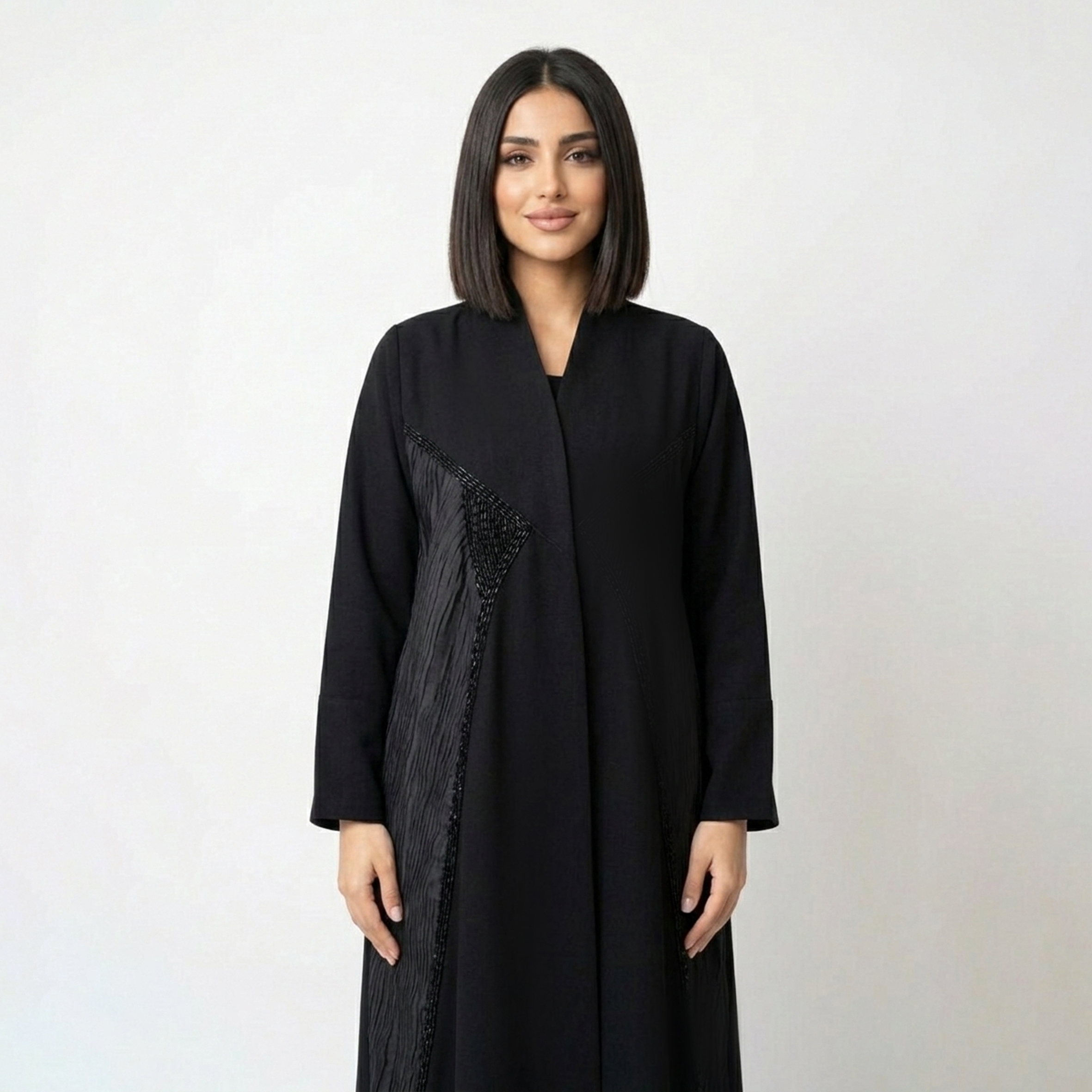  عباية باللون الأسود  بتداخل جاكار وشك راقٍ 