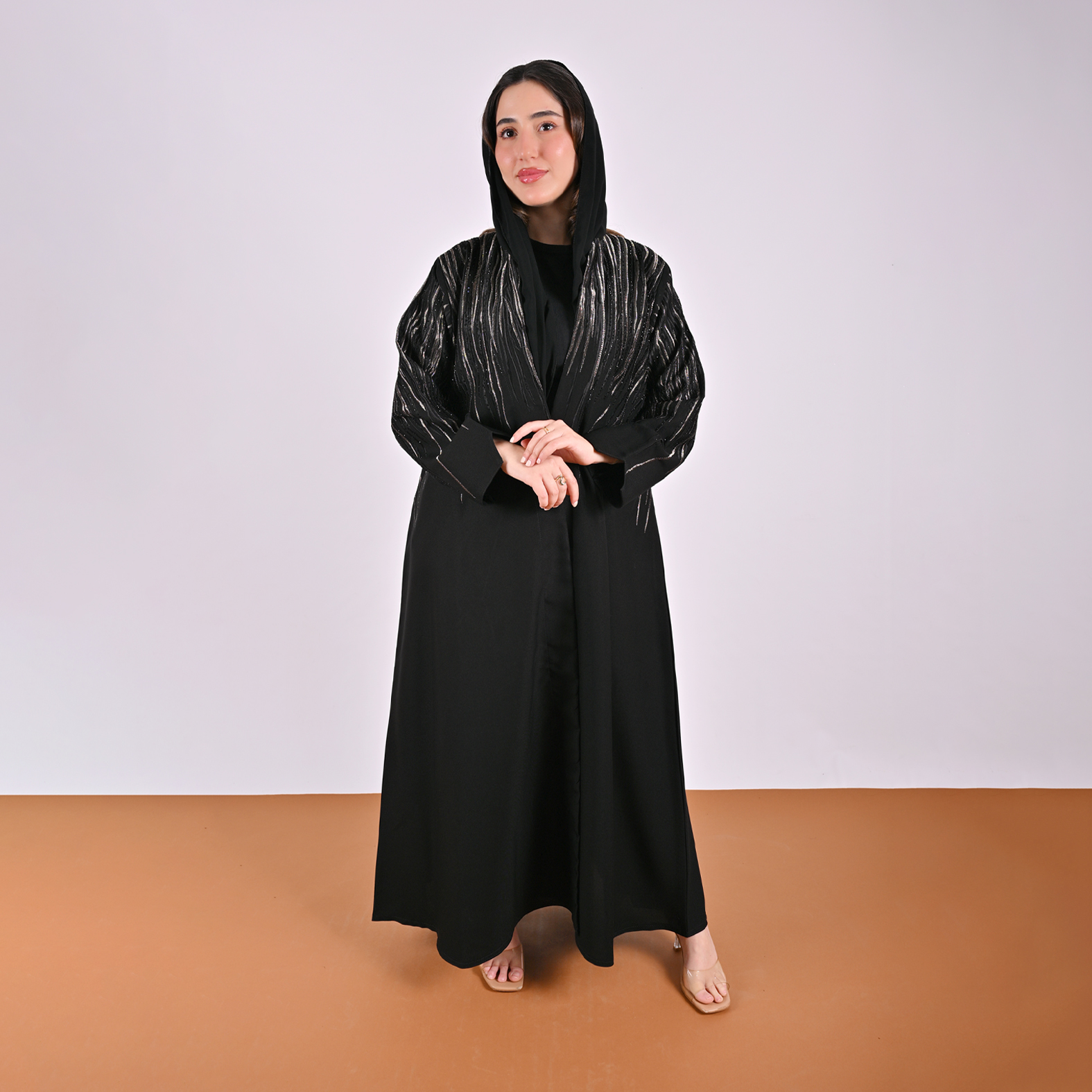  عباية لف سوداء انيقة مزينة بتطريز اسود وذهبي مع فصوص 
