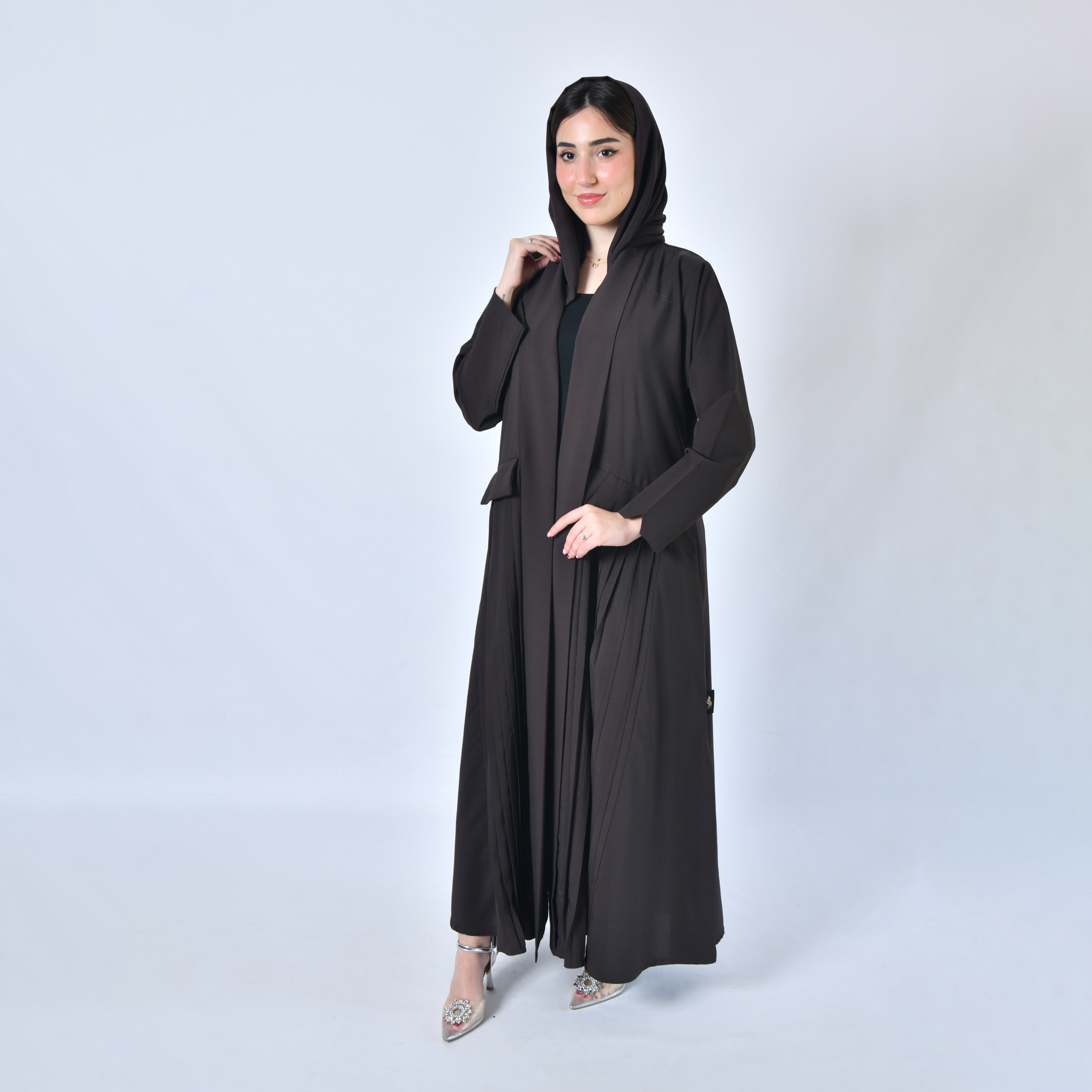  عباية لف ربع كلوش باللون البني بكسرات على جانبي العباية  