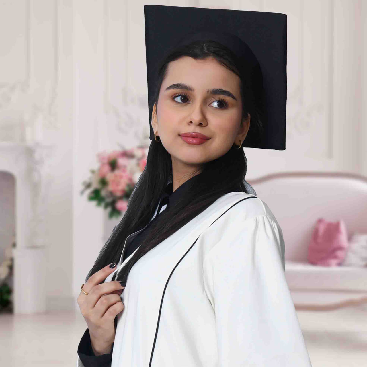  زي تخرج عباية اوف وايت مع وشاح وكاب اسود سادة  