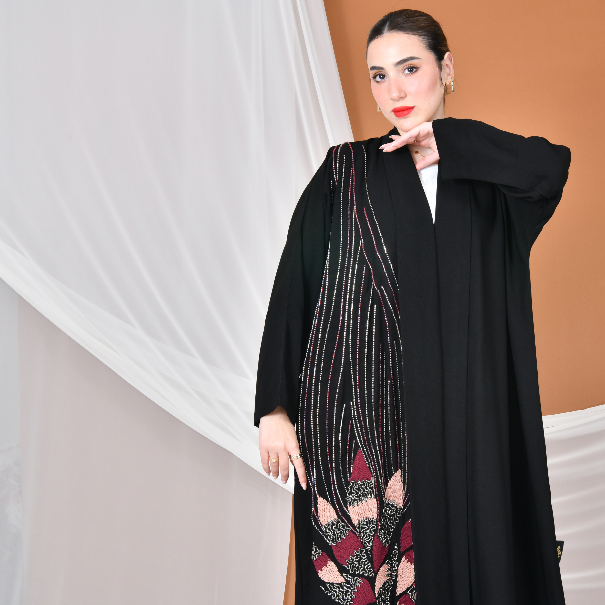  عباية لف سوداء بقصة انسيابية مزينة بشك وتطريز فخم جانب العباية 