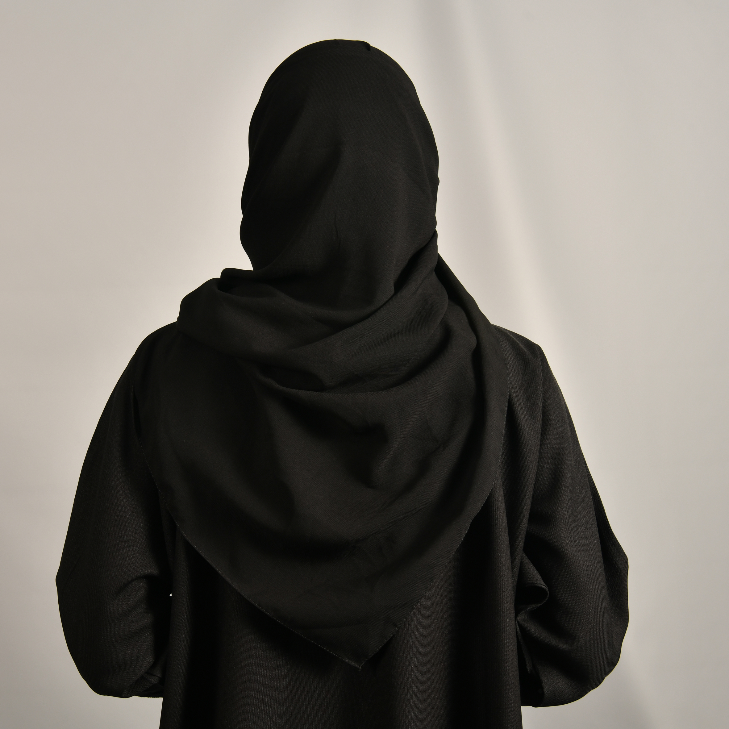  طرحة سوداء ساده بدون اي تفاصيل بارزة  