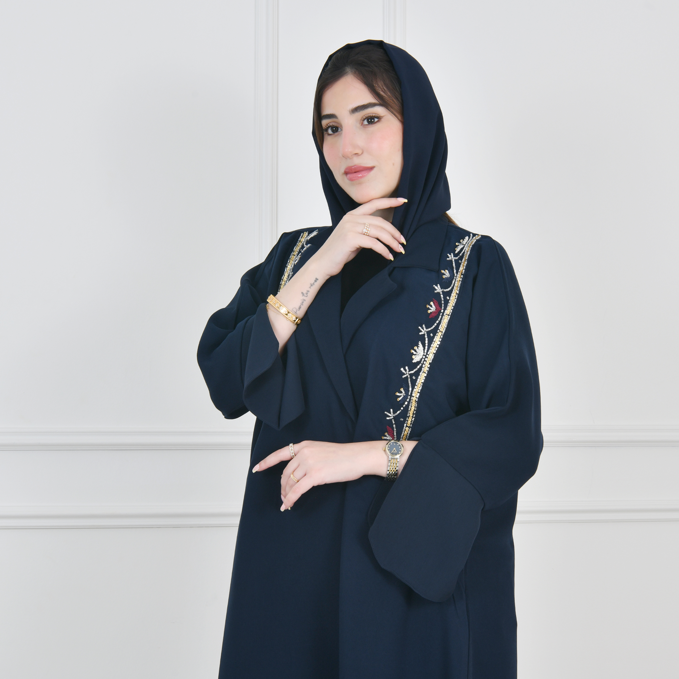  عباية لف كحلية بشك وتطريز زاهي على جانبي العباية بأكمام مفتوحة 