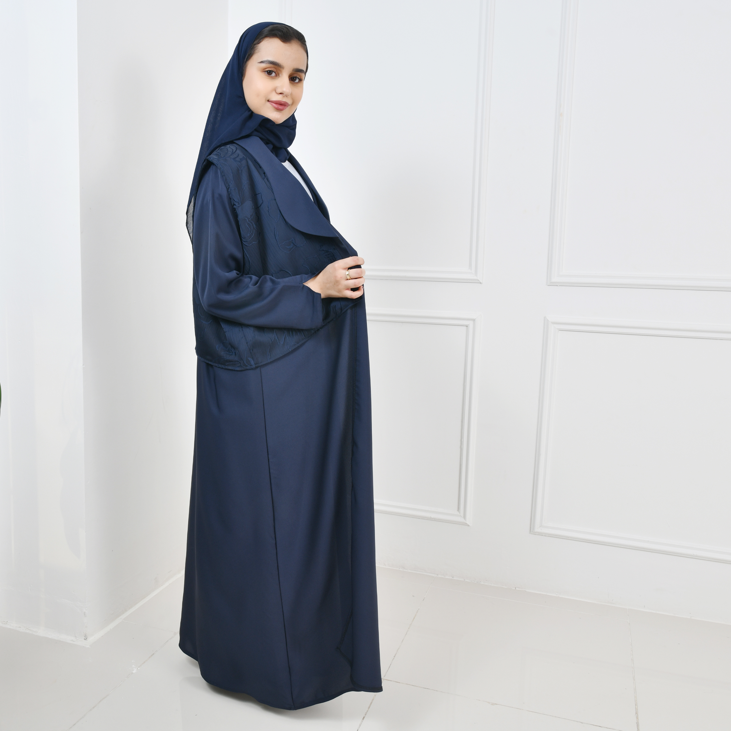  عباية بناتية بليزر باللون الكحلي بياقة متموجة مع سديري منفصل بقماش الجاكار  