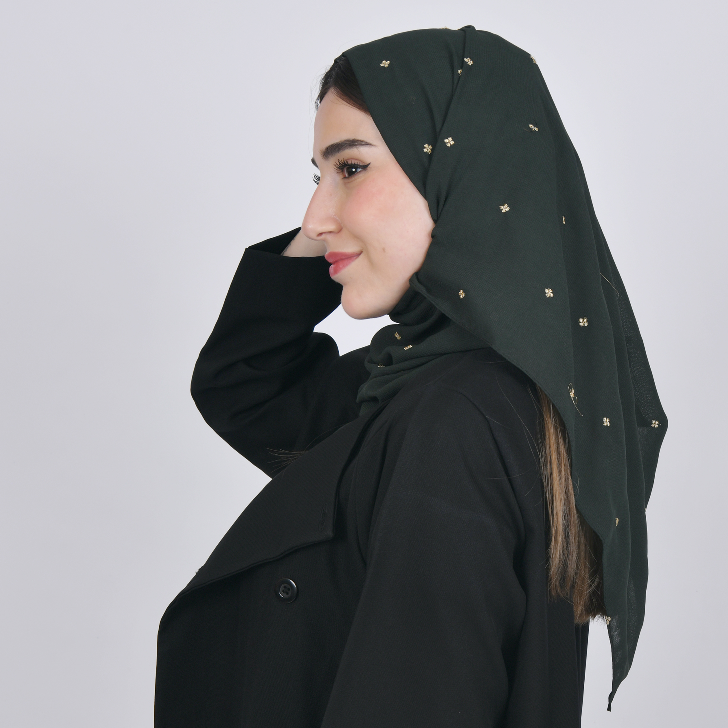  طرحه حرير بلون اخضر زيتي بتطريز زهور ذهبيه متفرقه 