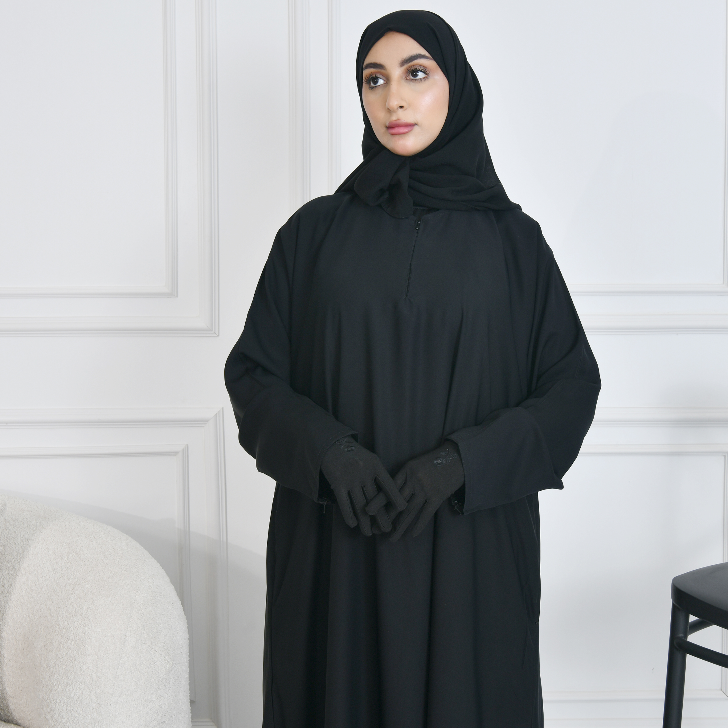 عباية كتف سوداء مغلقة بأكمام ضيقة وجيوب مخفية مزود بسحاب اغلاق 