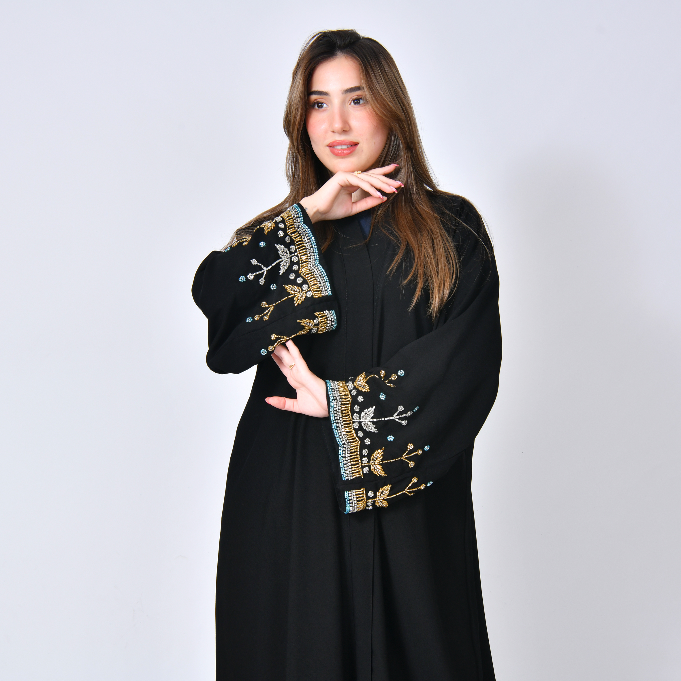  عباية سوداء بقصة انسيابية بكم واسع مزين بشك 