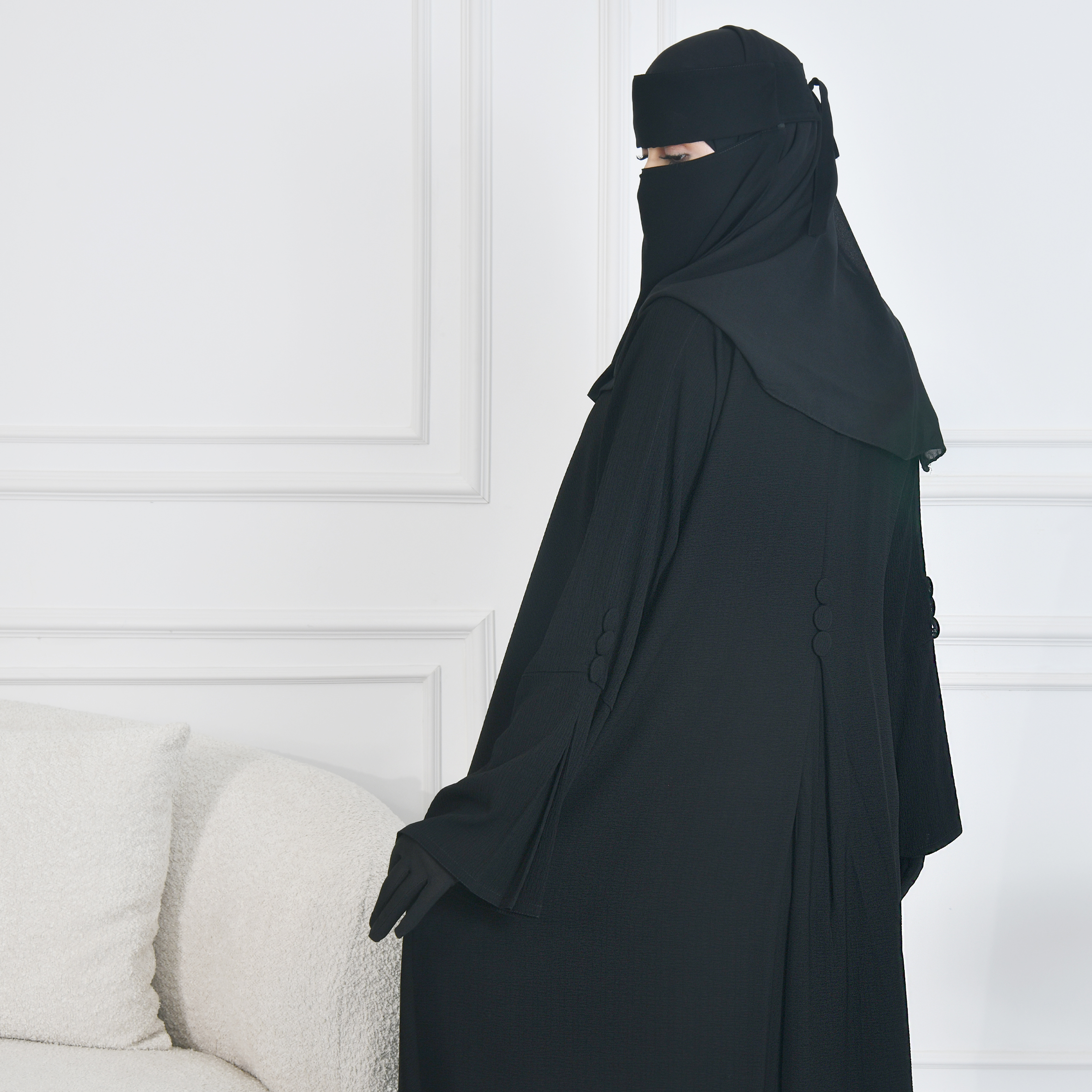  عباية كتف سوداء سادة بكم واسع وكسرات مزينة بأزرار 