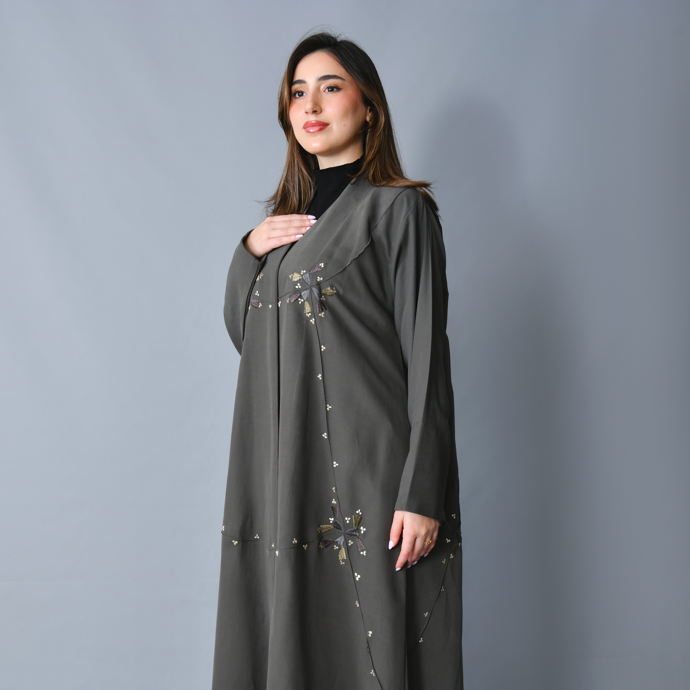  عباية بتصميم ناعم وانسيابي مزينة بتطريز - رمادي  