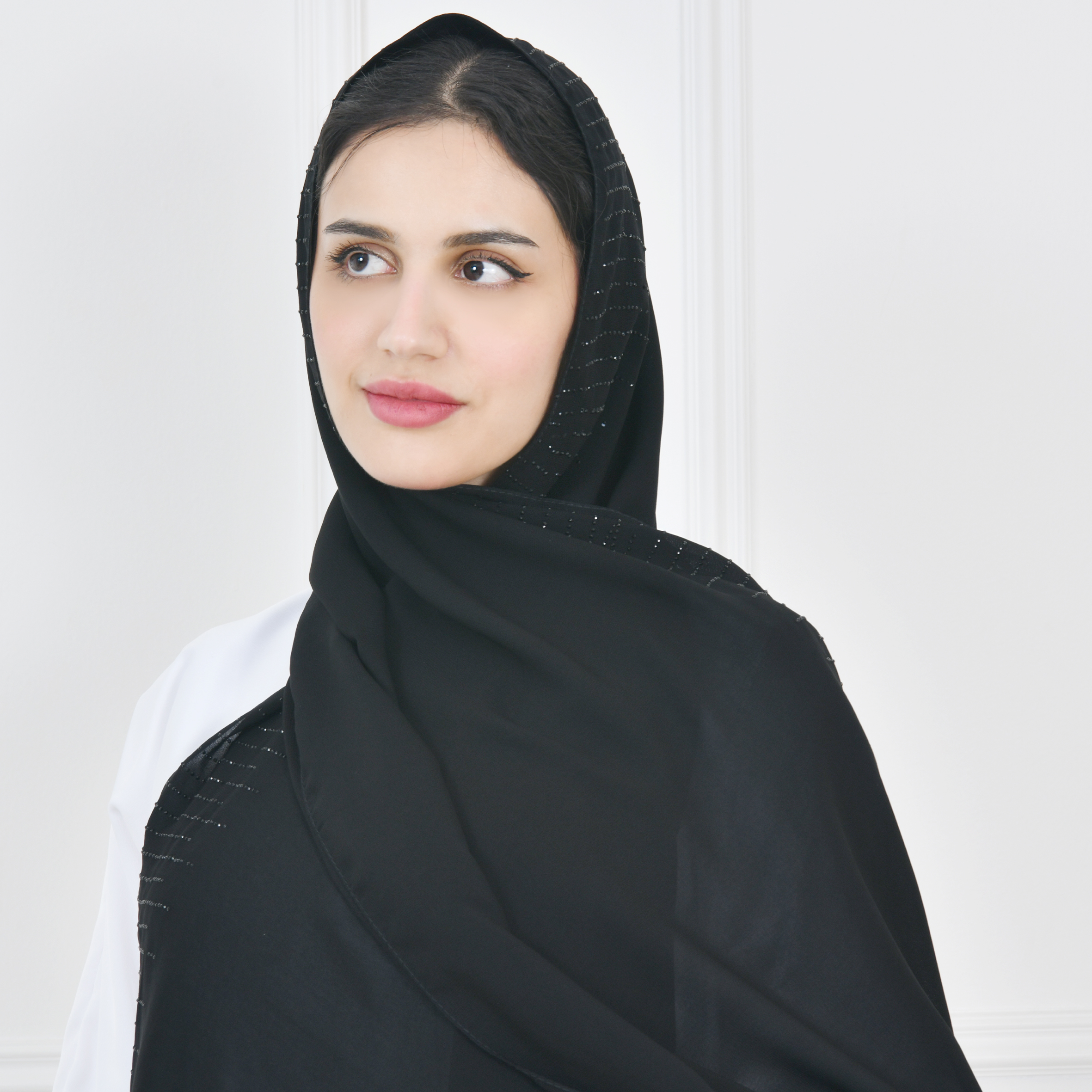  طرحه حرير بحافة مزينة  بالكريستال الأسود 