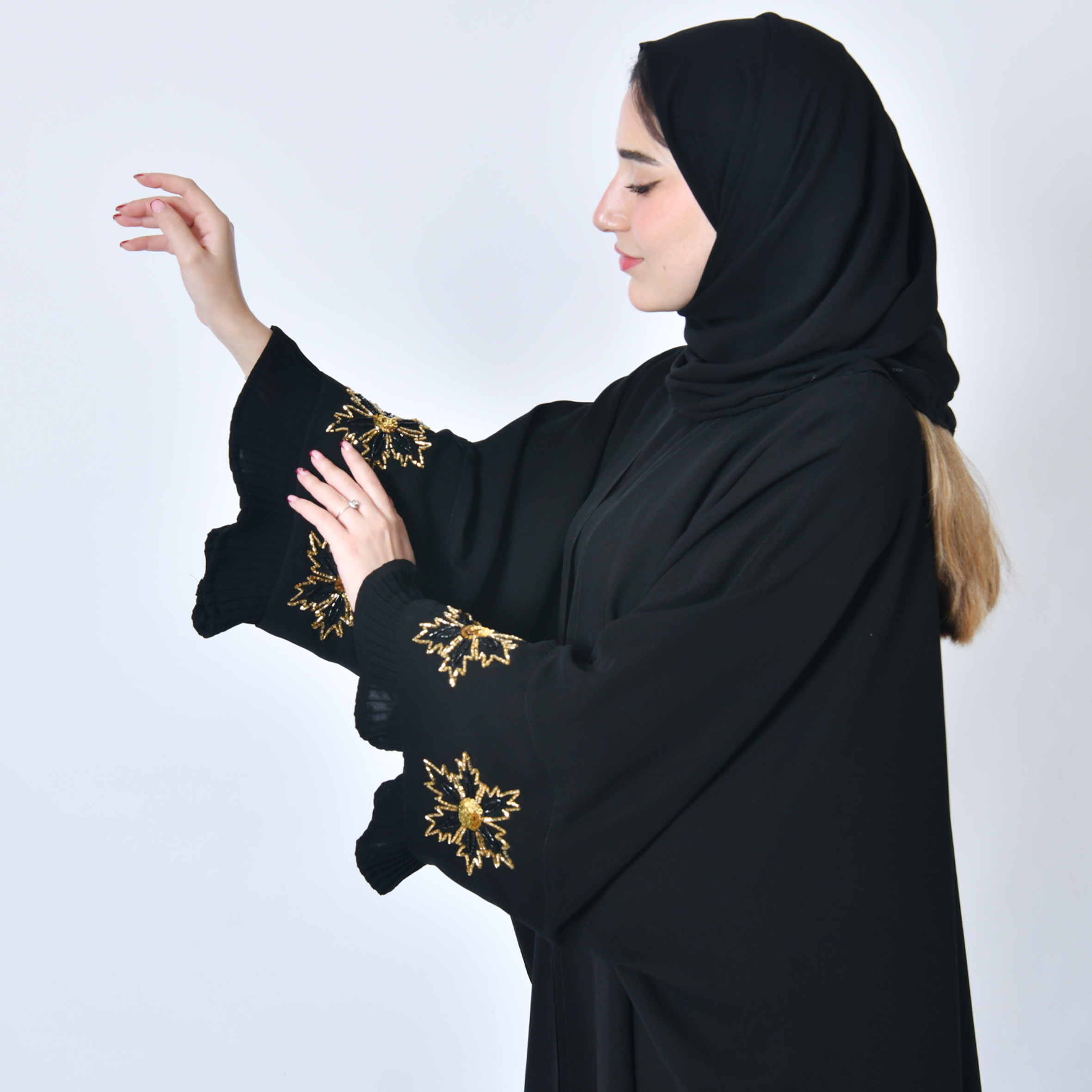 عباية لف سوداء بشت بأكمام مميزة واسعة مزينة بشك يدوي بارز باللون الاسود والذهبي  