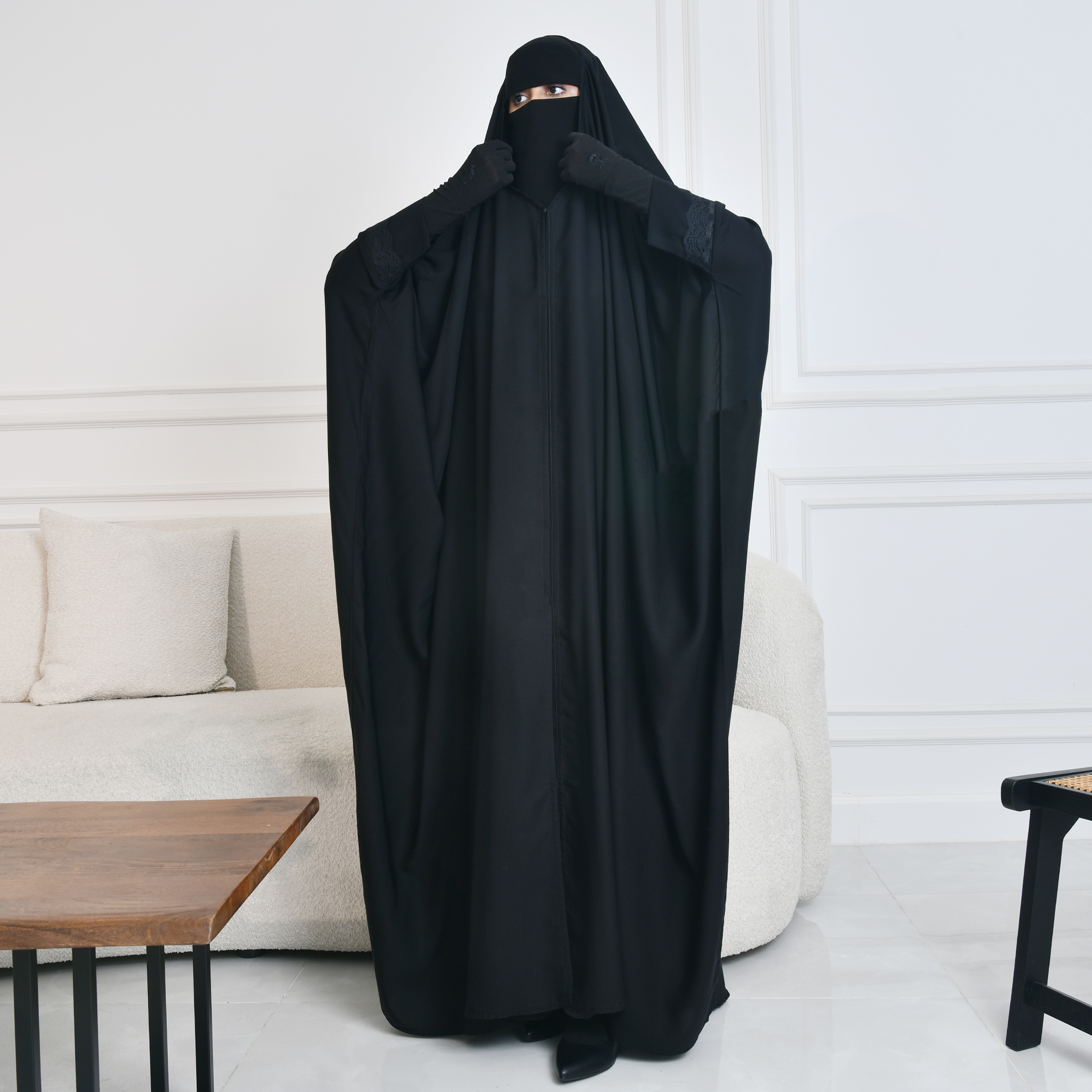  عباية راس بقصة بشت مغلقة بطقطق واكمام مزينة بدانتيل 