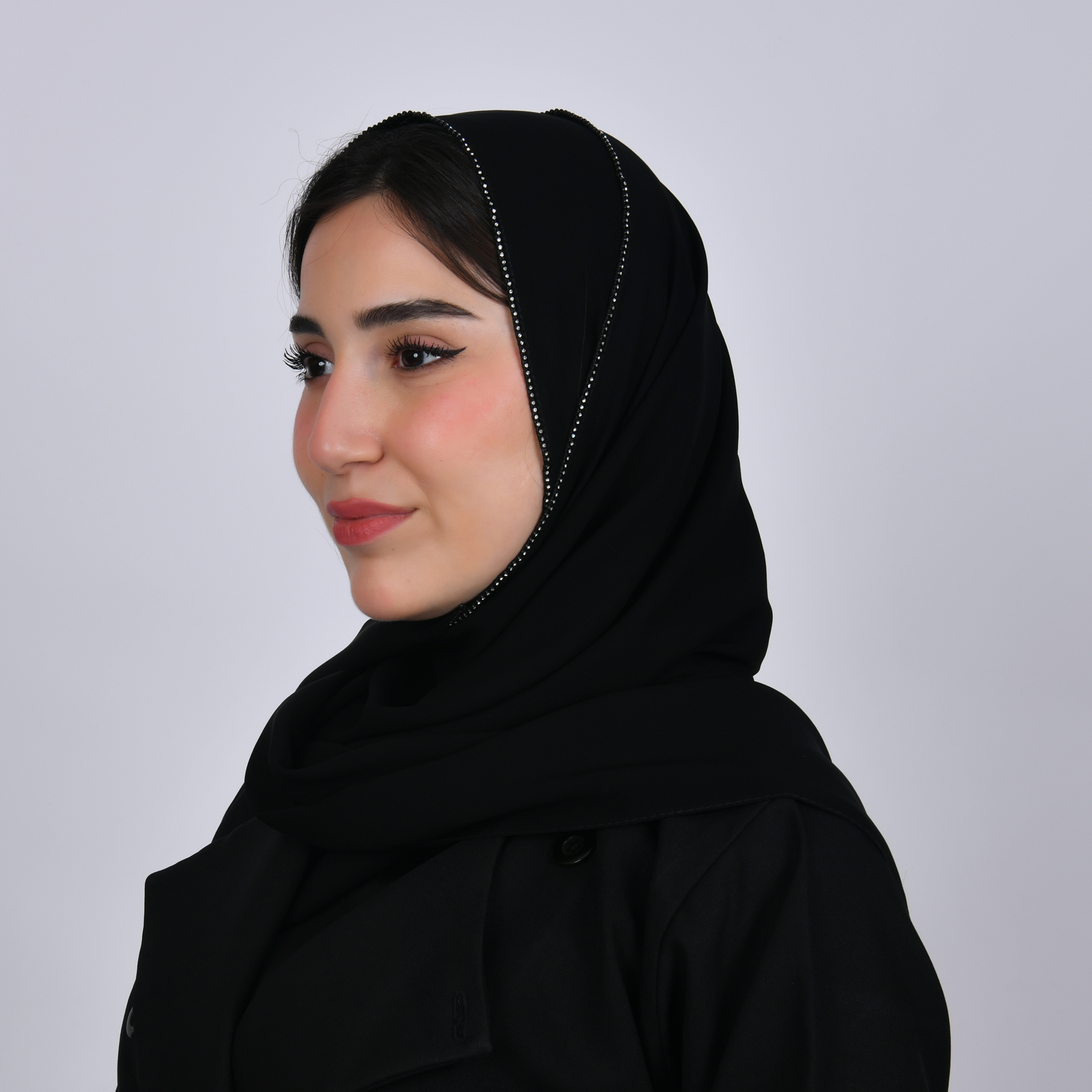  طرحه حرير سوداء مزينه بخط كرستال  ناعم على حواف الطرحه 