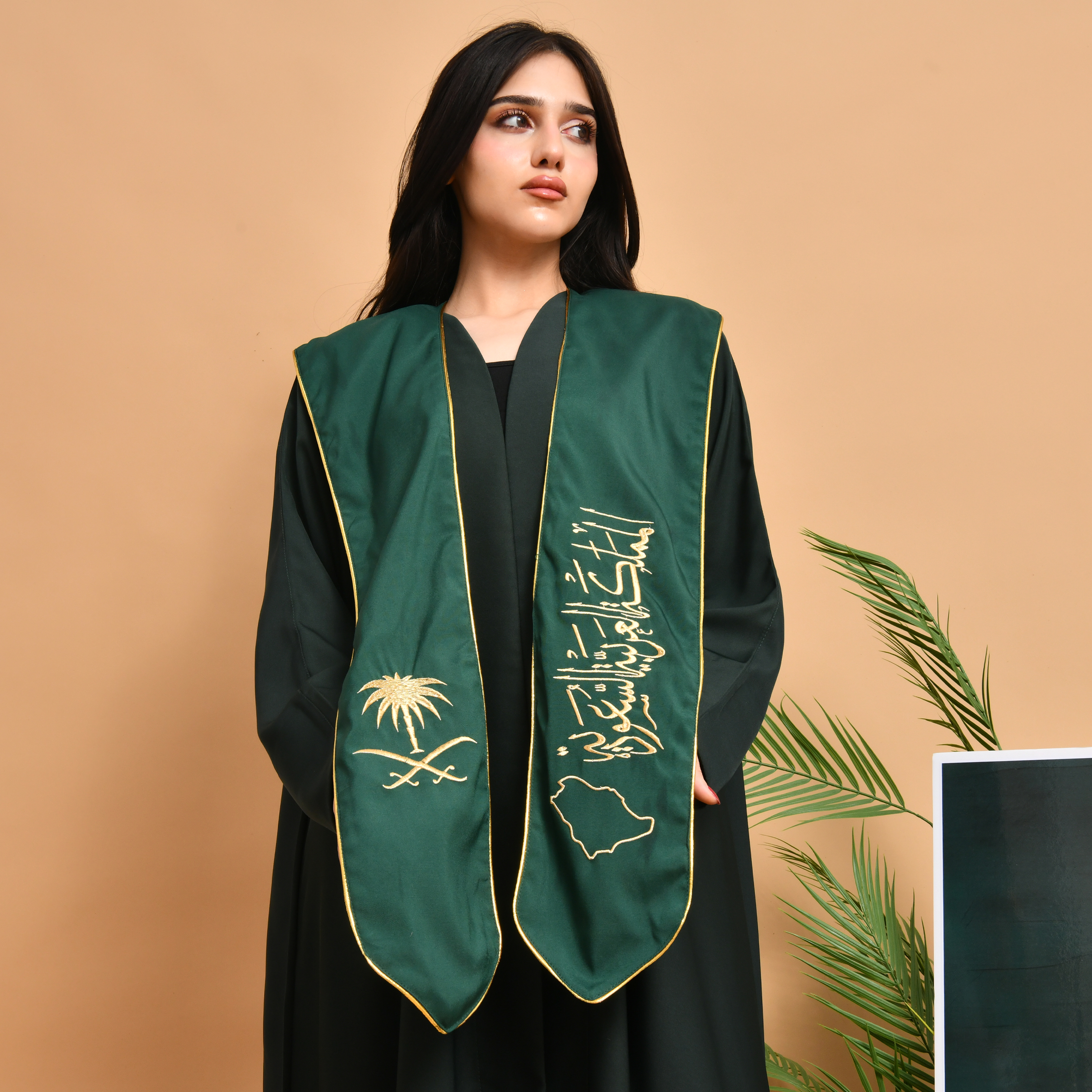  وشاح بتطريز شعار السعودية والخريطة باللون الذهبي الزاهي مع قيطان على الحواف  