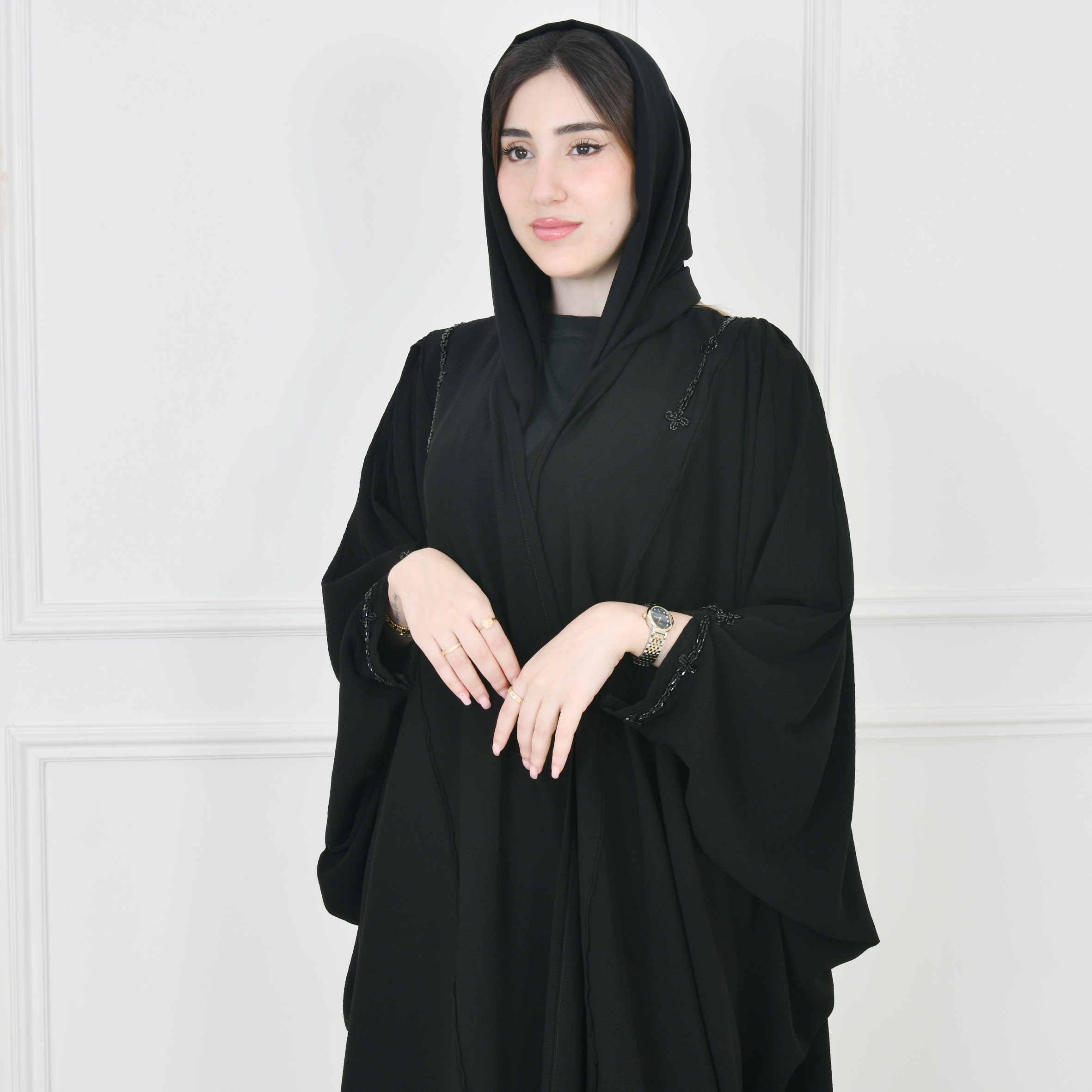  عباية لف سوداء بقصة فراشة بأكمام بف مزينة بشك  