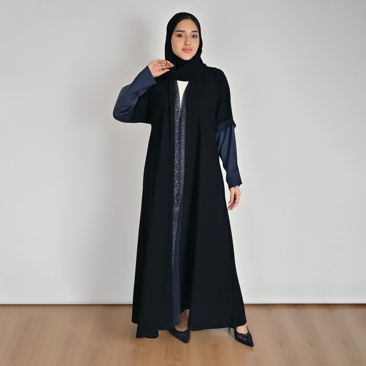  عباية سوداء بقصة انسيابية بأكمام ساتان كحلي ولمسات دانتيل 