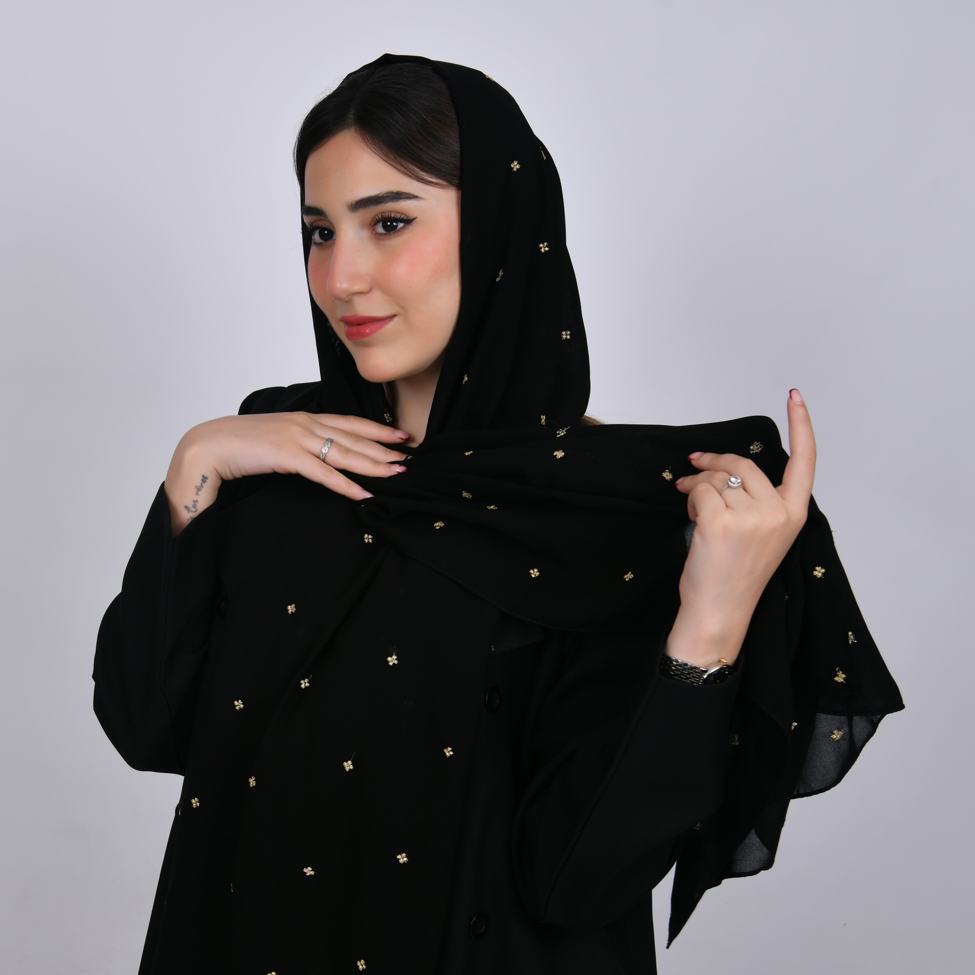 طرحه  حرير بلون اسود  و زهور ذهبيه  صغيره متفرقة   
