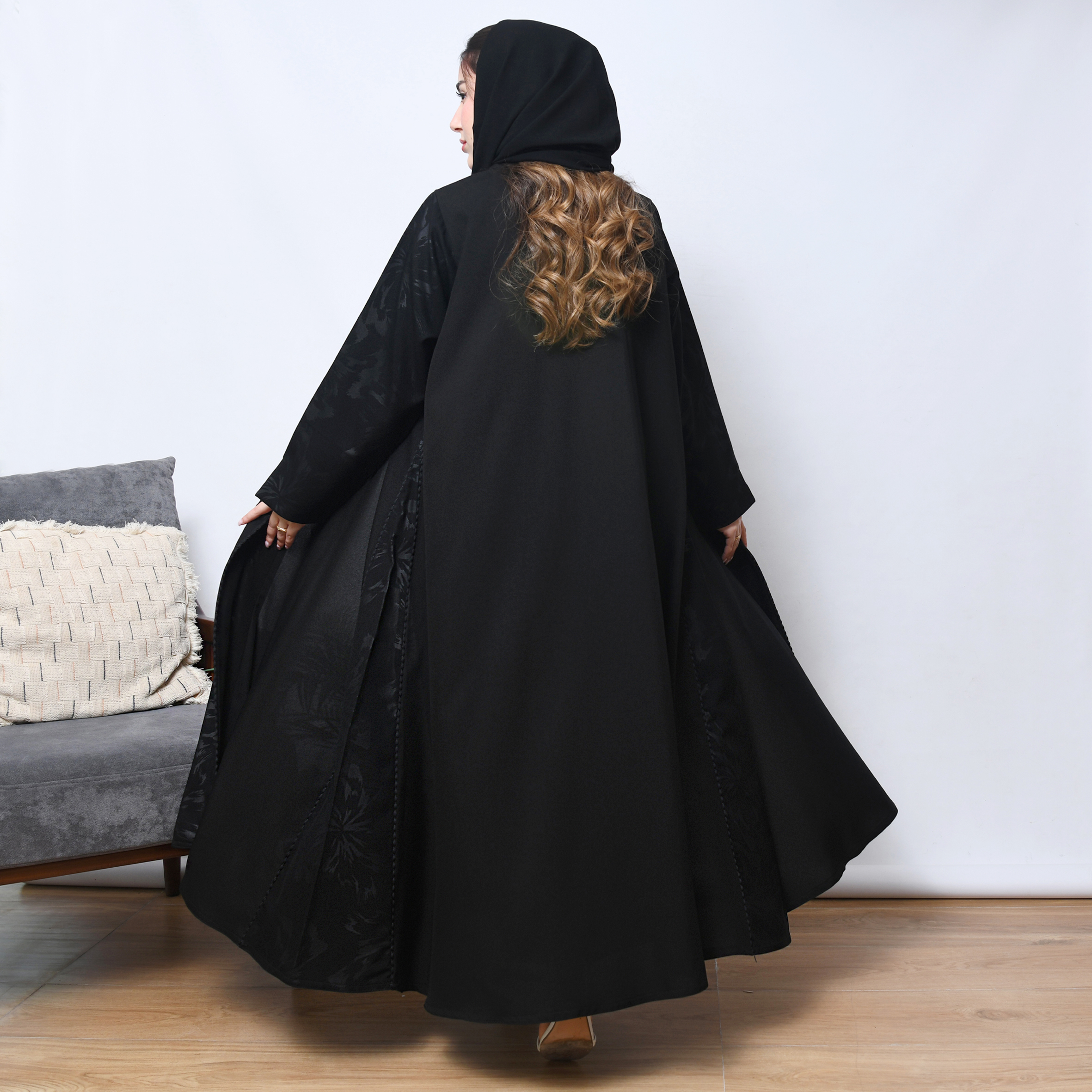  عباية لف كلوش راقي مع تداخل قماش الكريب بطبعات على الاكمام وجانبي العباية  
