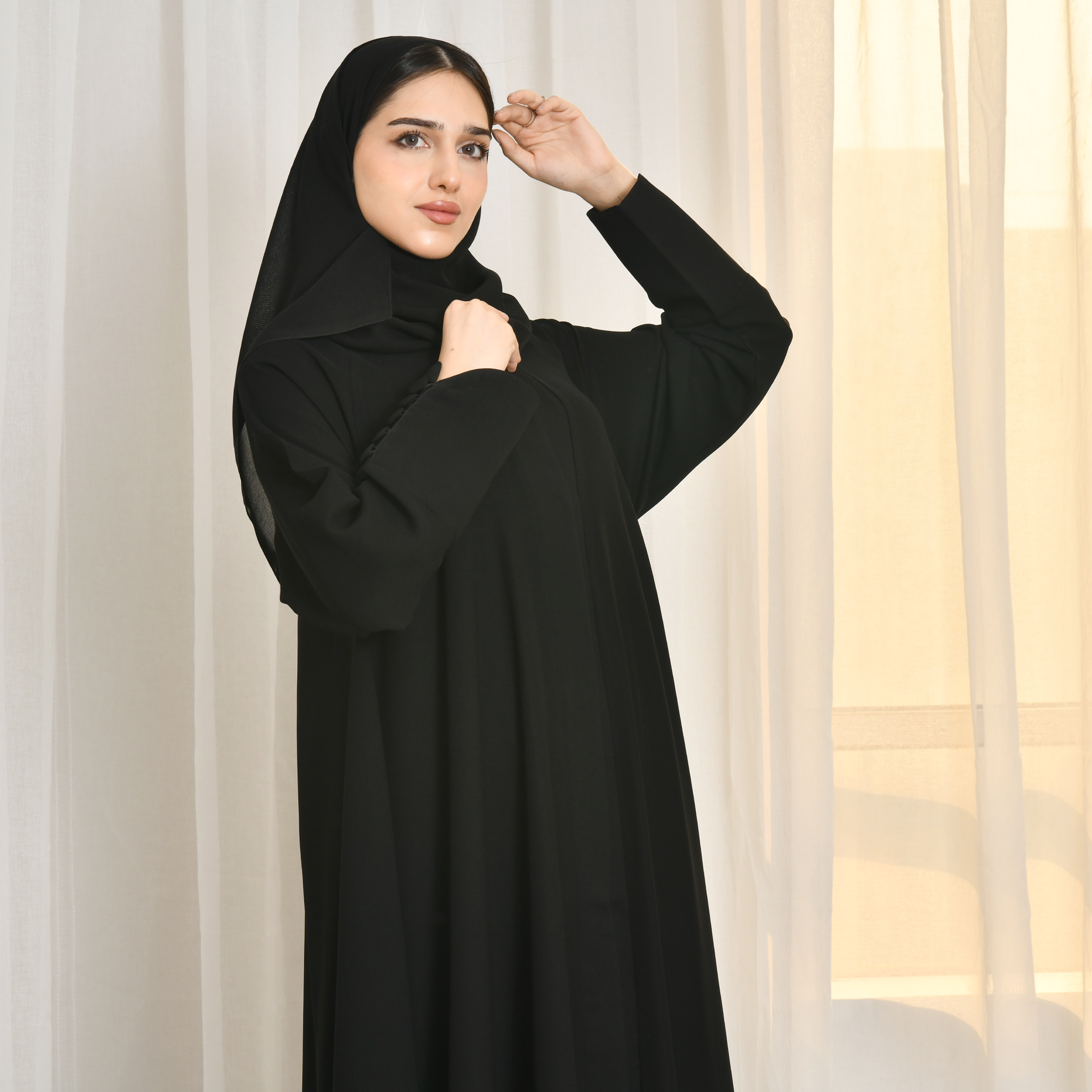  عباية سوداء ربع كلوش مغلقة بطقطق بأكمام مزينة بأزرار اغلاق  