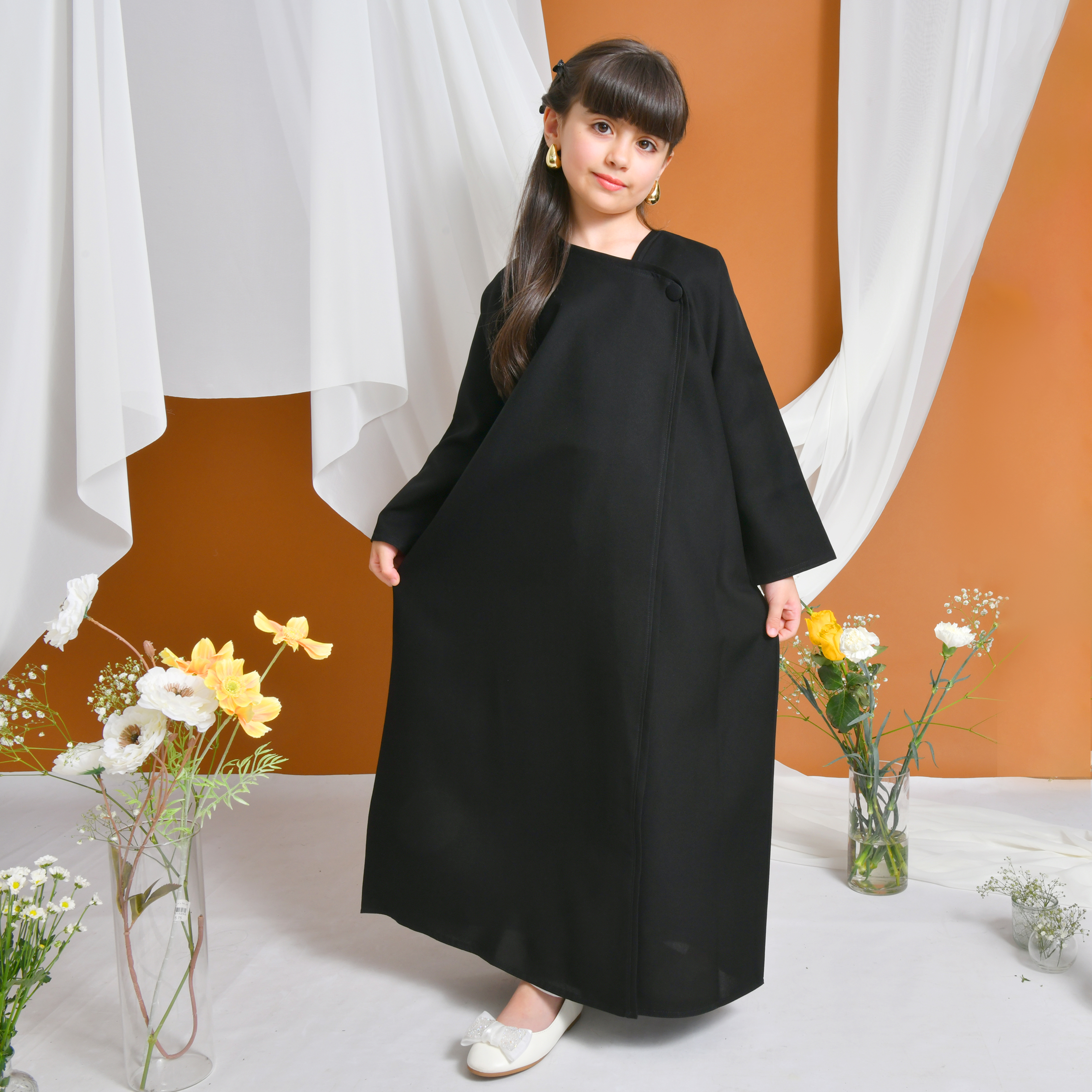 عباية فيولا | سوداء عملية انيقة بزر اغلاق جانبي  