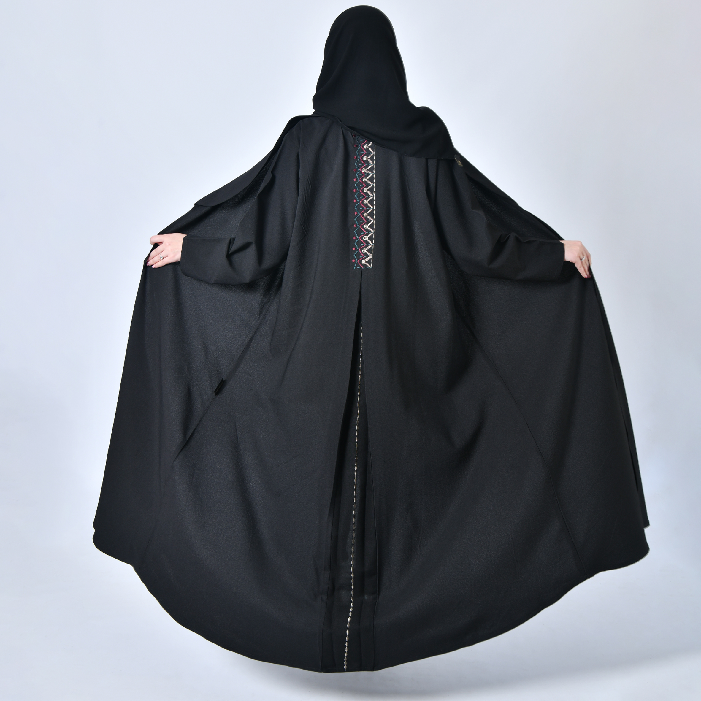  عباية لف سوداء بليزر تتميز بتطريز وكسرة من الخلف  