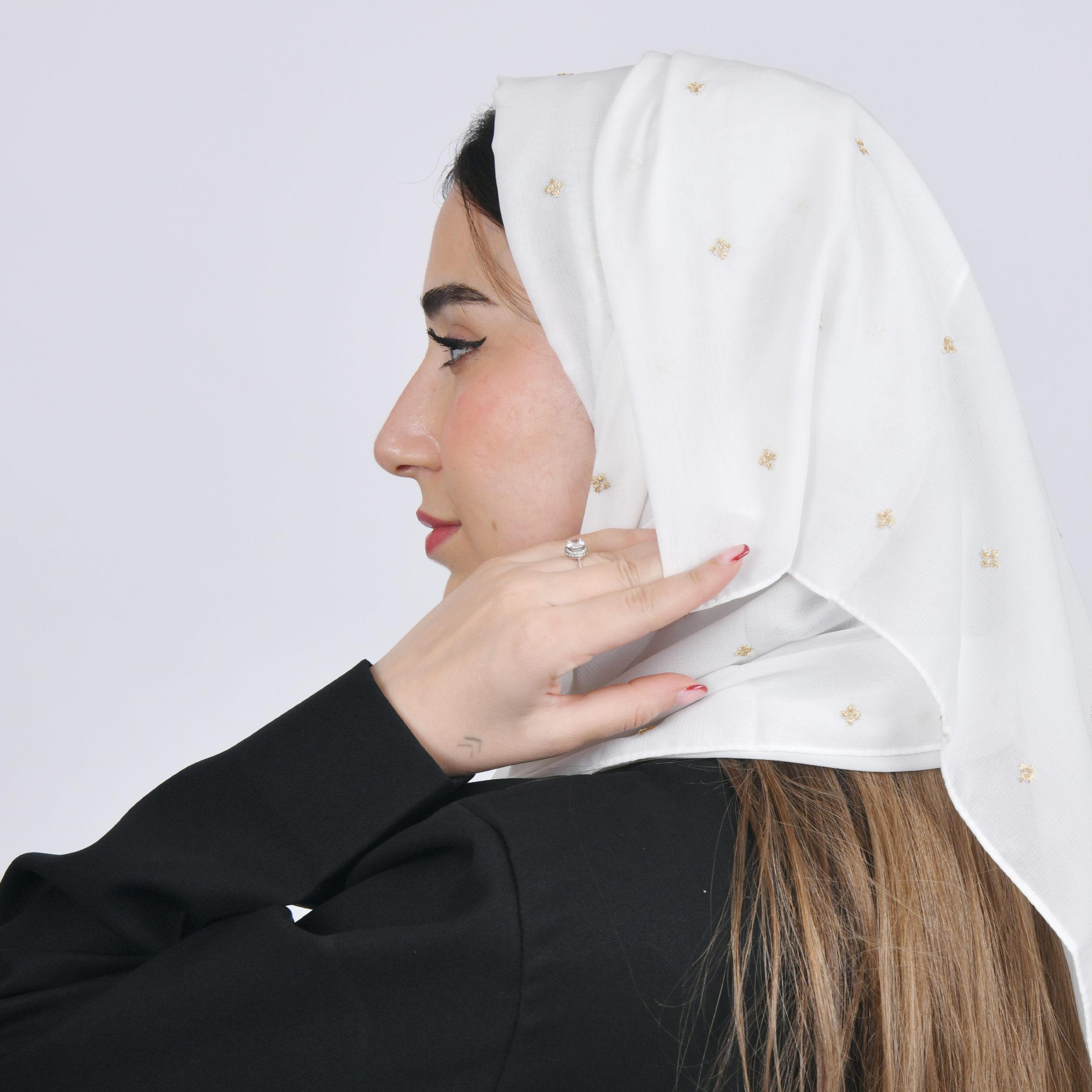  طرحه حرير باللون الابيض بزهور ذهبيه صغيره متفرقه 