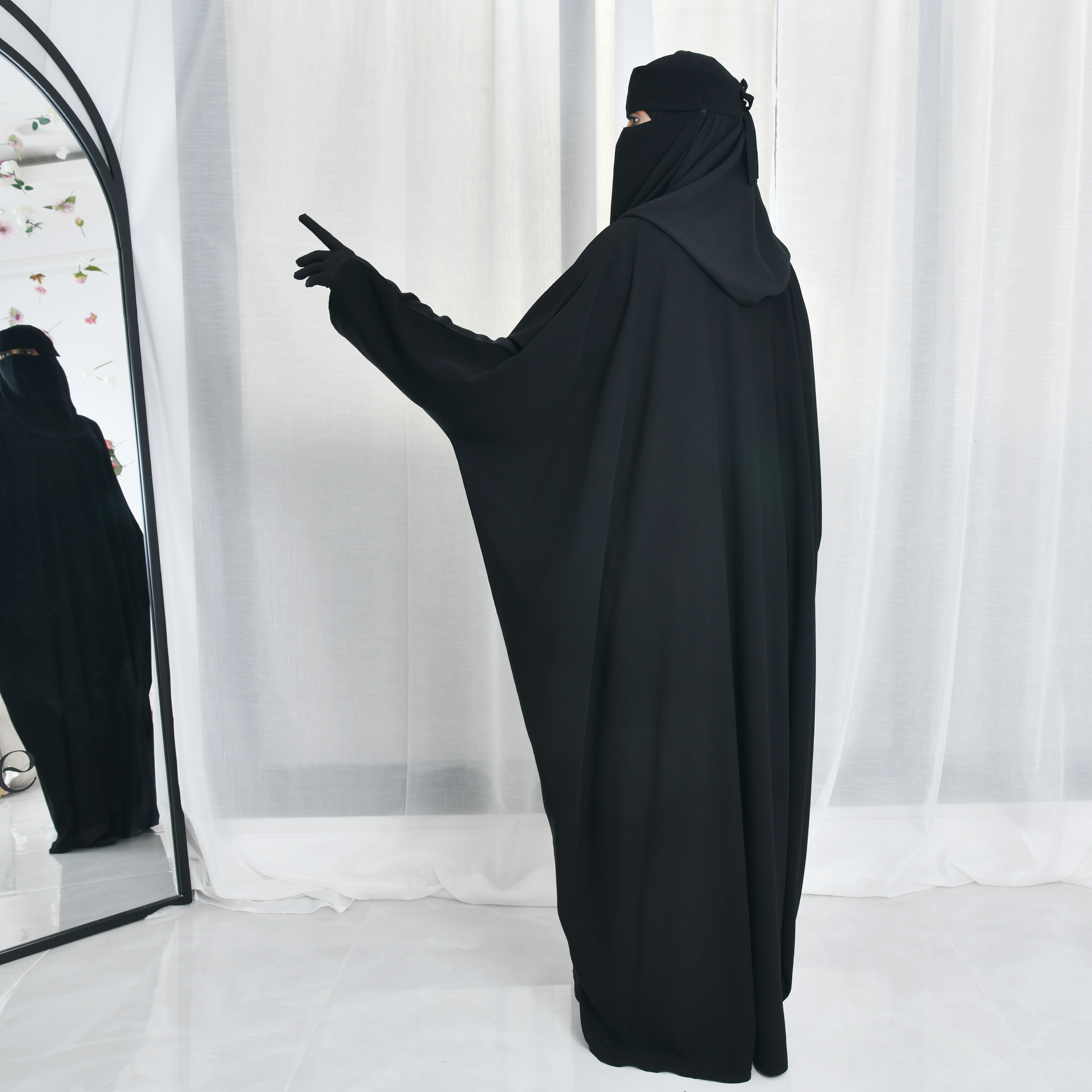  عباية كتف سادة ربع بشت مغلقة بطقطق من الاعلى 