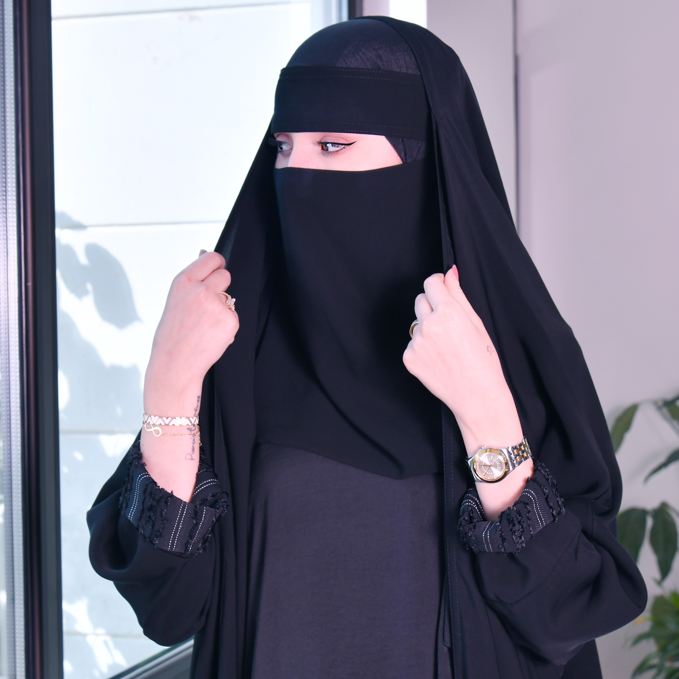 عباية راس مفتوحة مع كم ضيق بكم مزغب 
