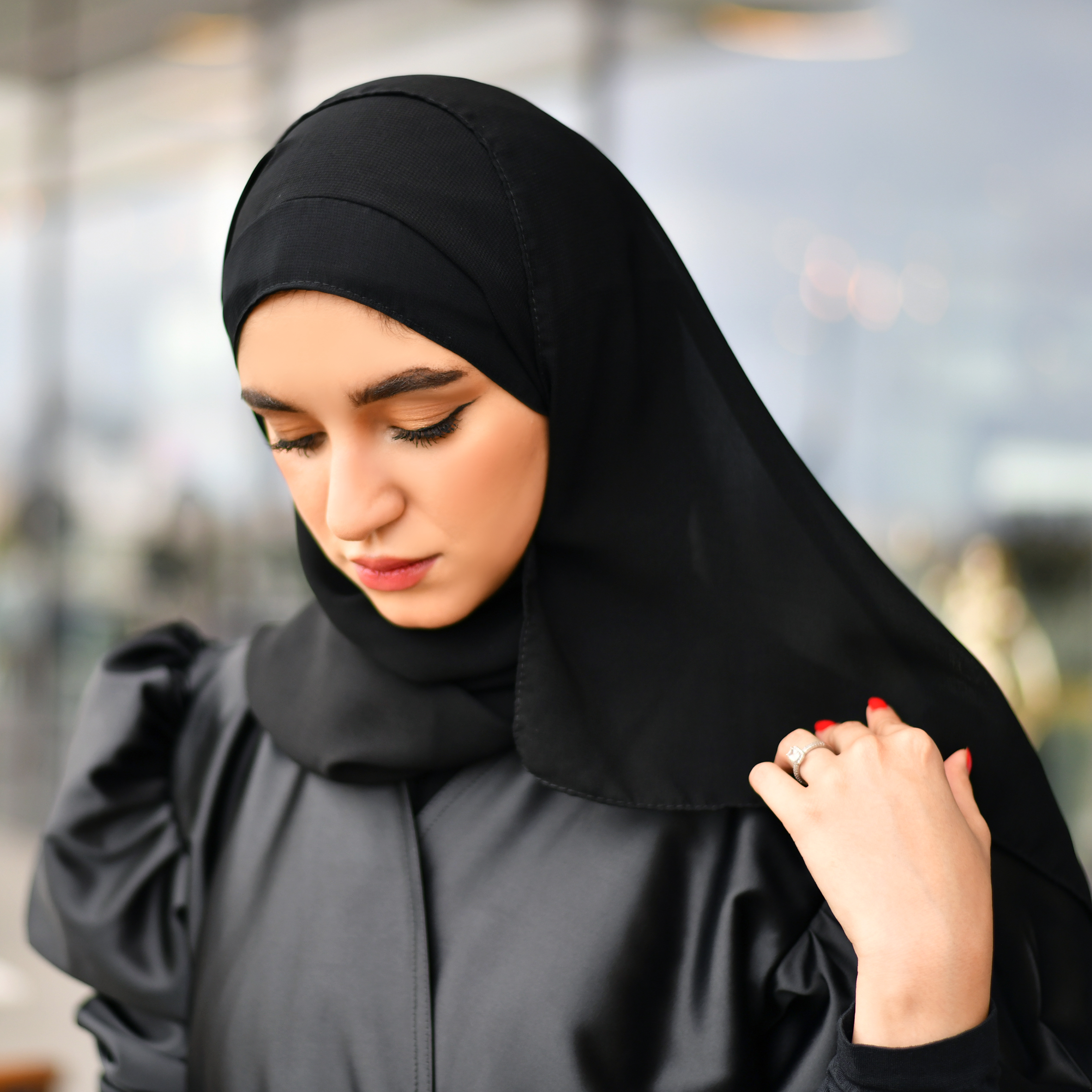  طرحة سوداء بربطة مخفية 