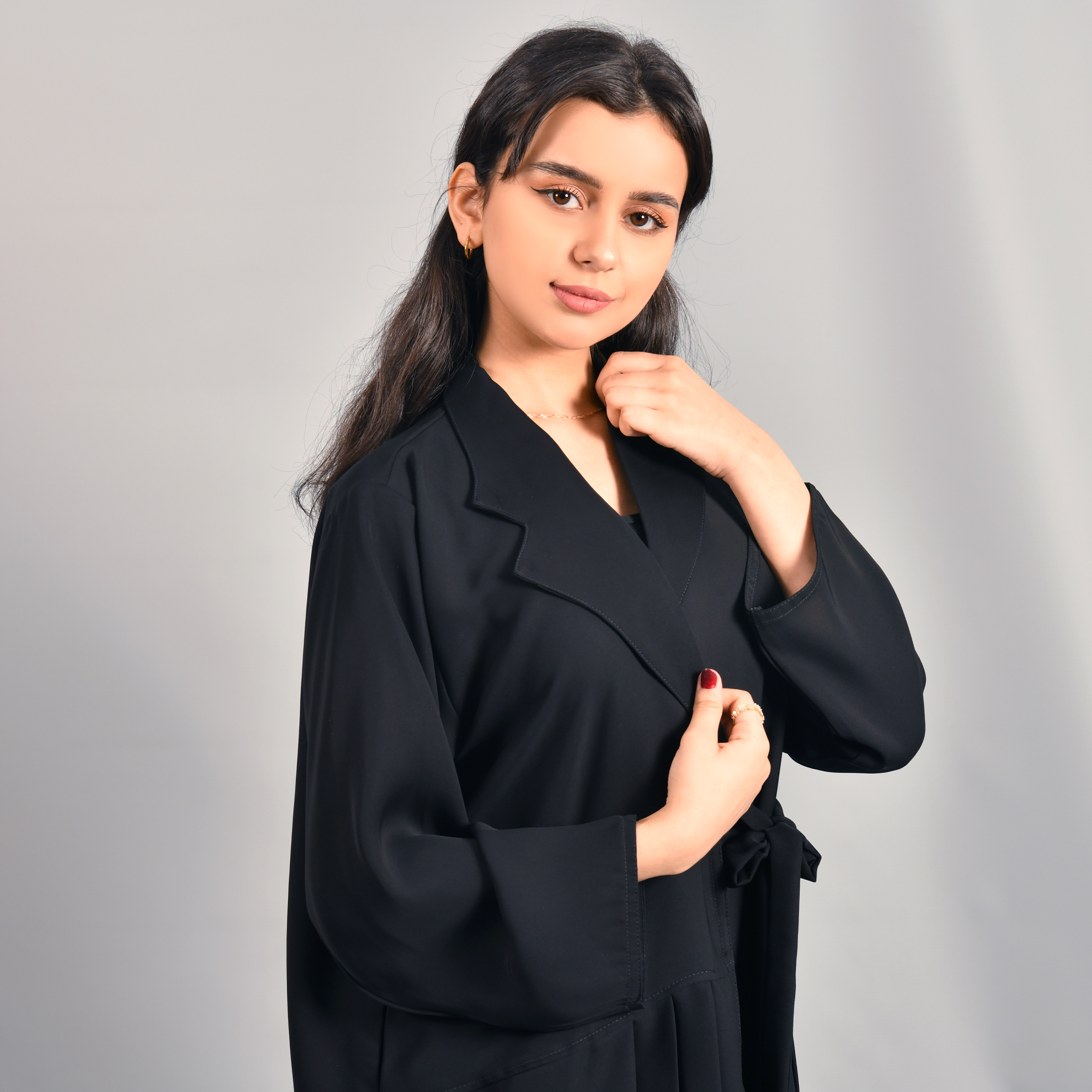 عباية لف سوداء رسمية برباط اغلاق مع كسرات من الأسفل 