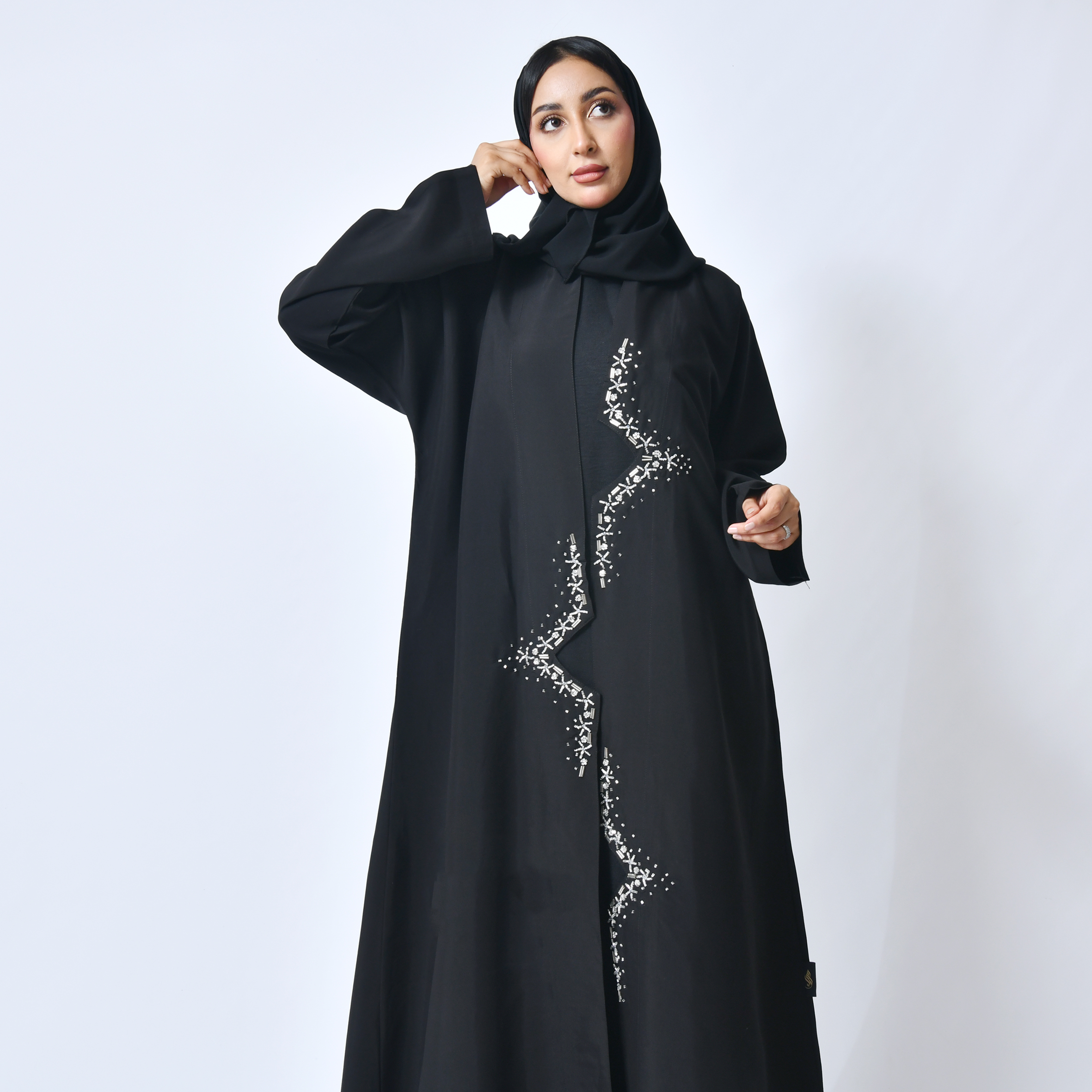  عباية لف سوداء بحواف غير مستوية مزينة بكريستال ابيض نجمي 