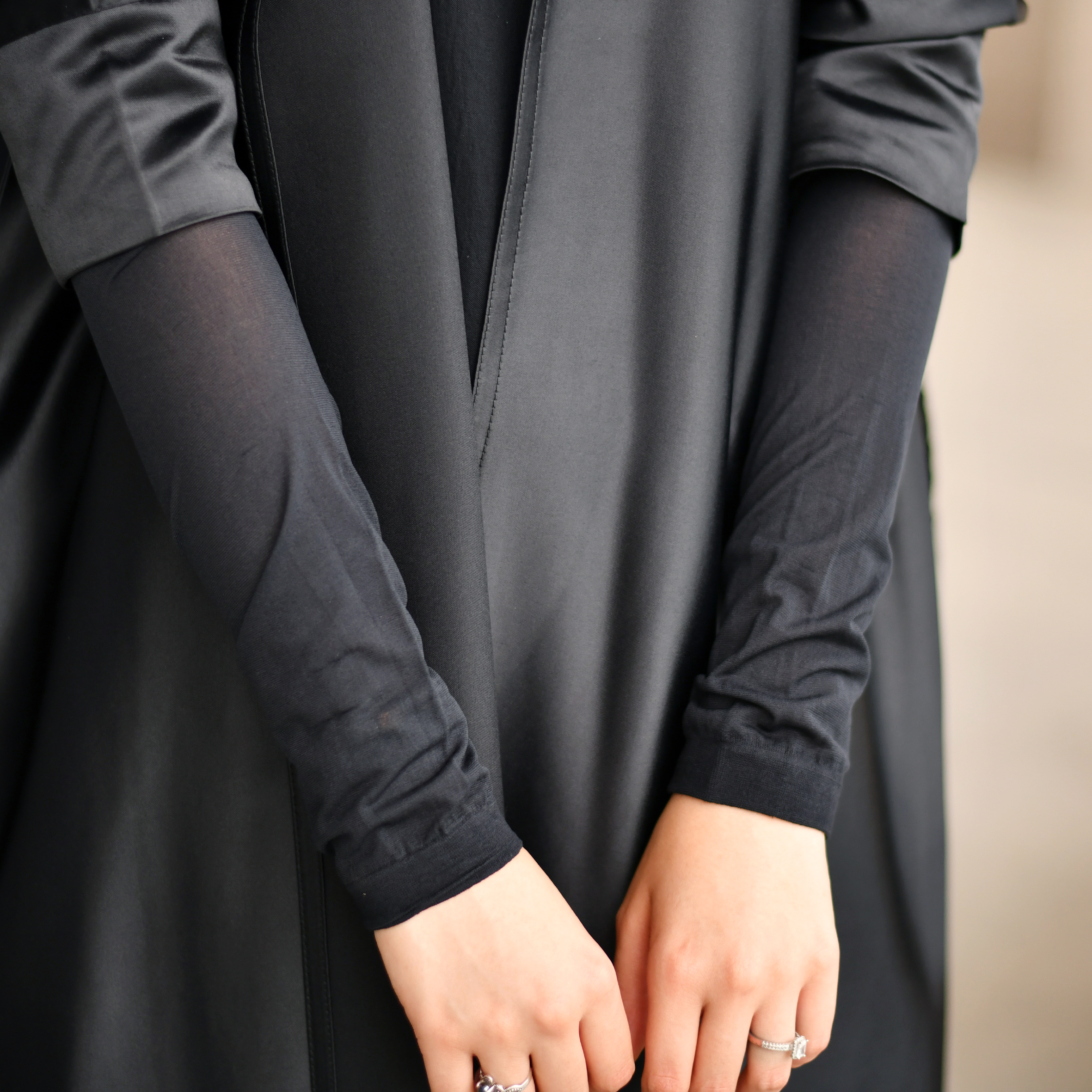  اكمام سوداء  مطاطة منفصلة طويلة  الى أعلى المرفق 