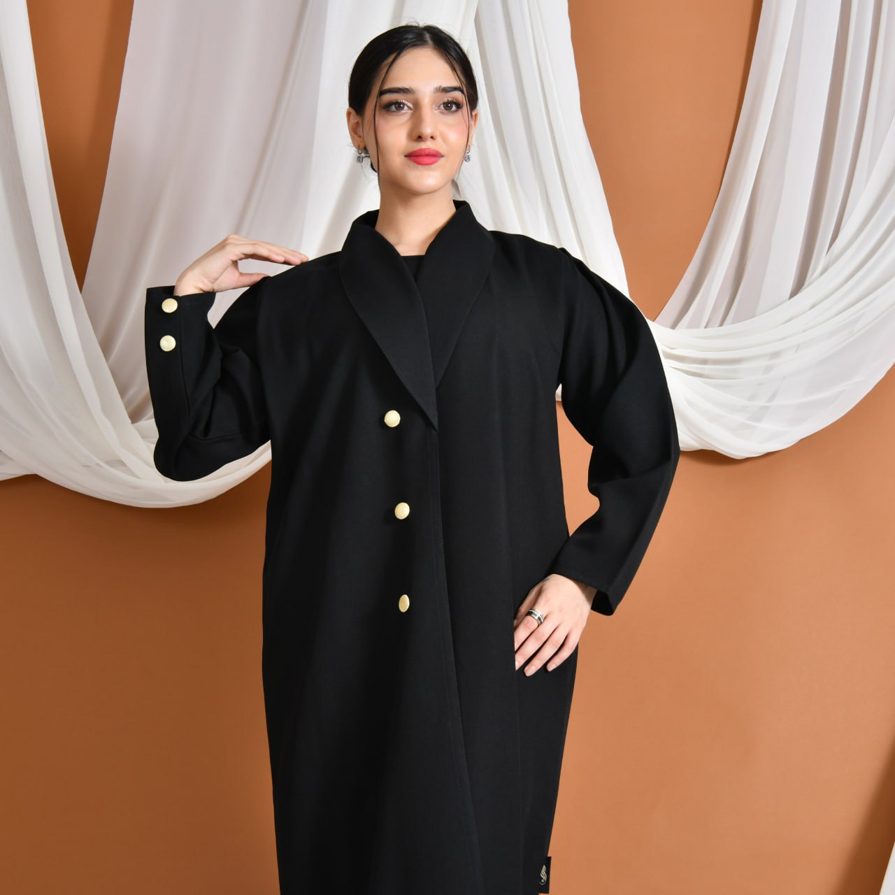  عباية سِما | رسمية  لف بأكمام بف مزينة بأزرار ذهبية 