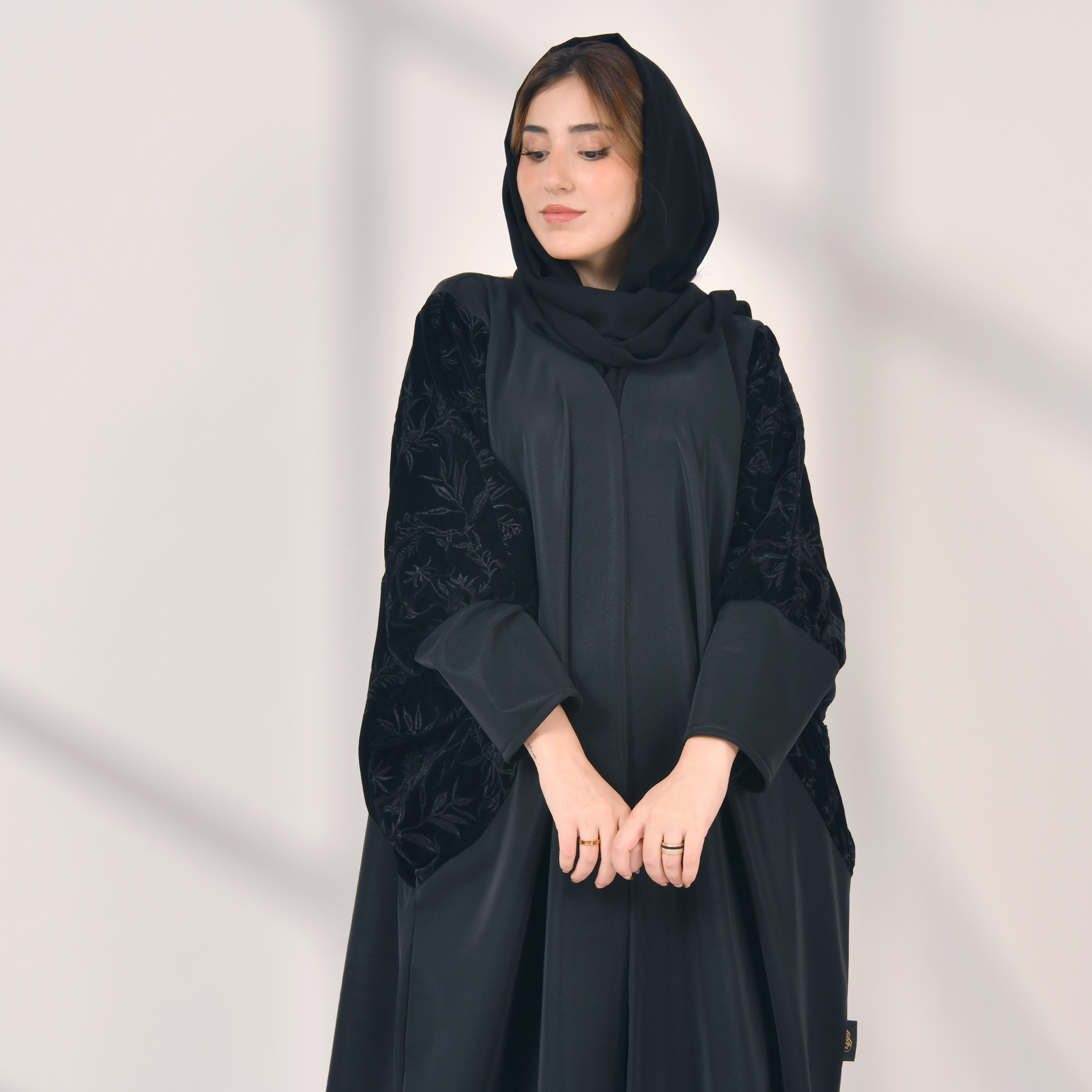  عباية لف شتوية من قماش الجلد المبطن بفرو والمخمل المنقوش بقصة واسعه واكمام ضيقة  