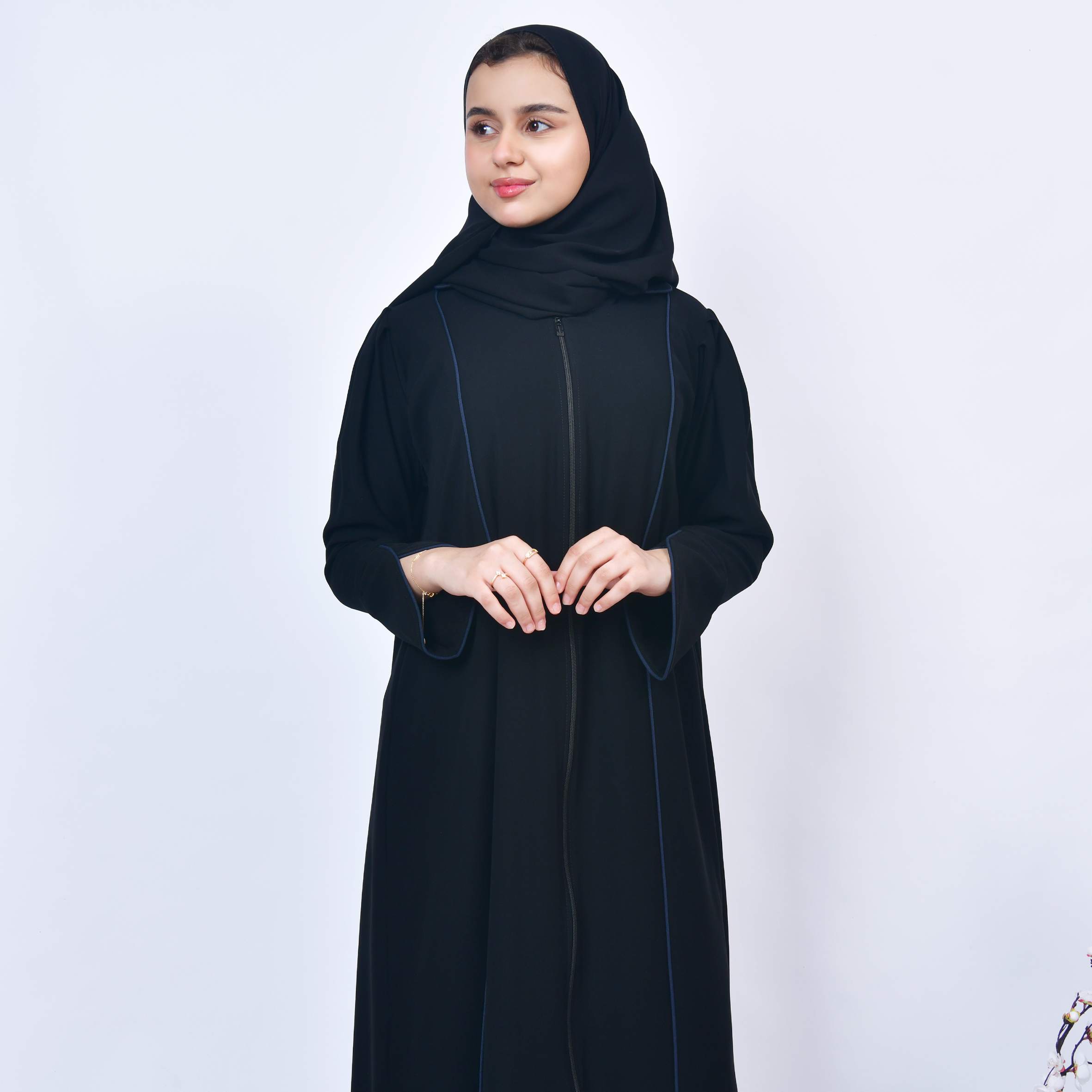  عباية بناتية عملية مغلقة بسحاب مع تحديد قيطان باللون الكحلي  