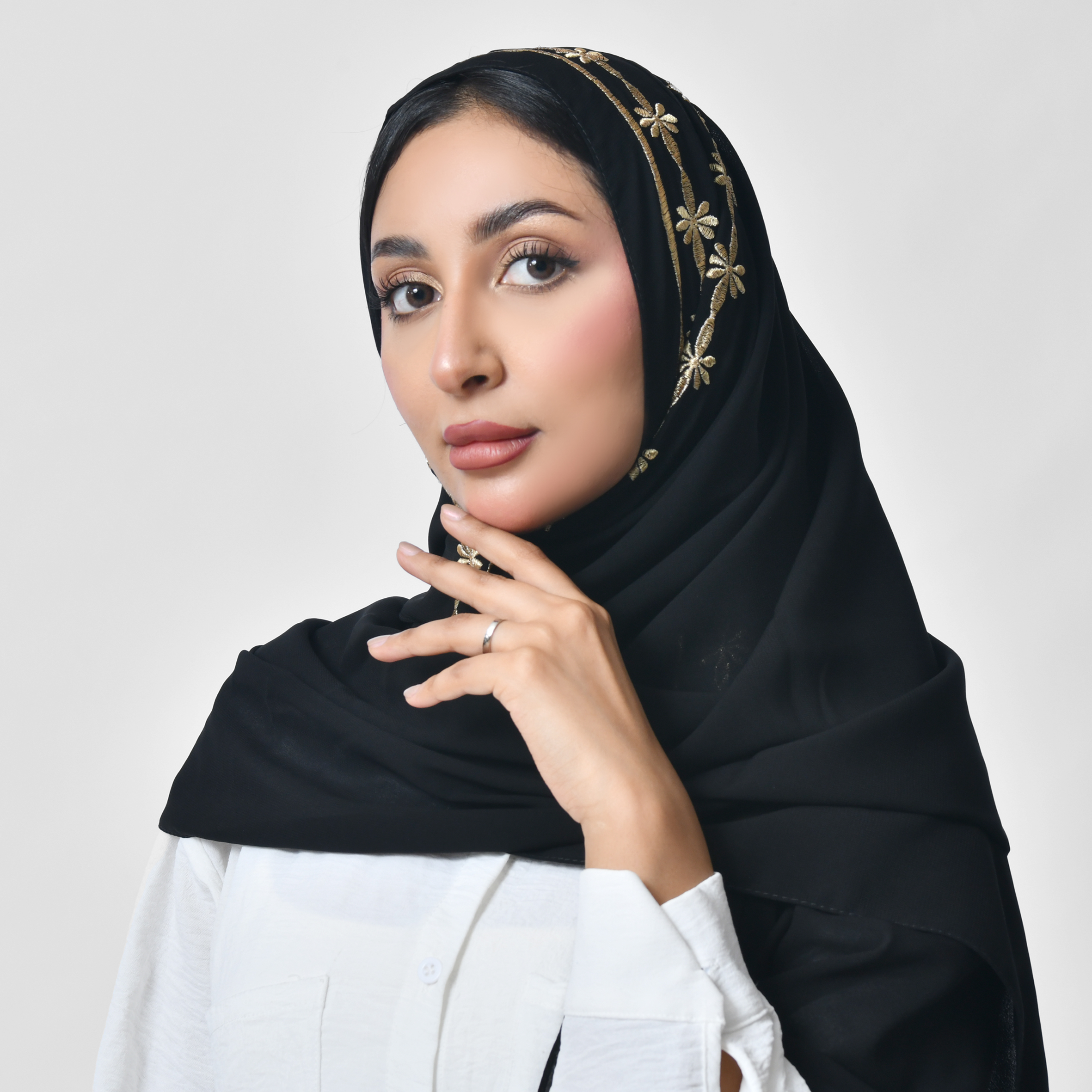  طرحة سوداء بتطريز ذهبي زاهي 