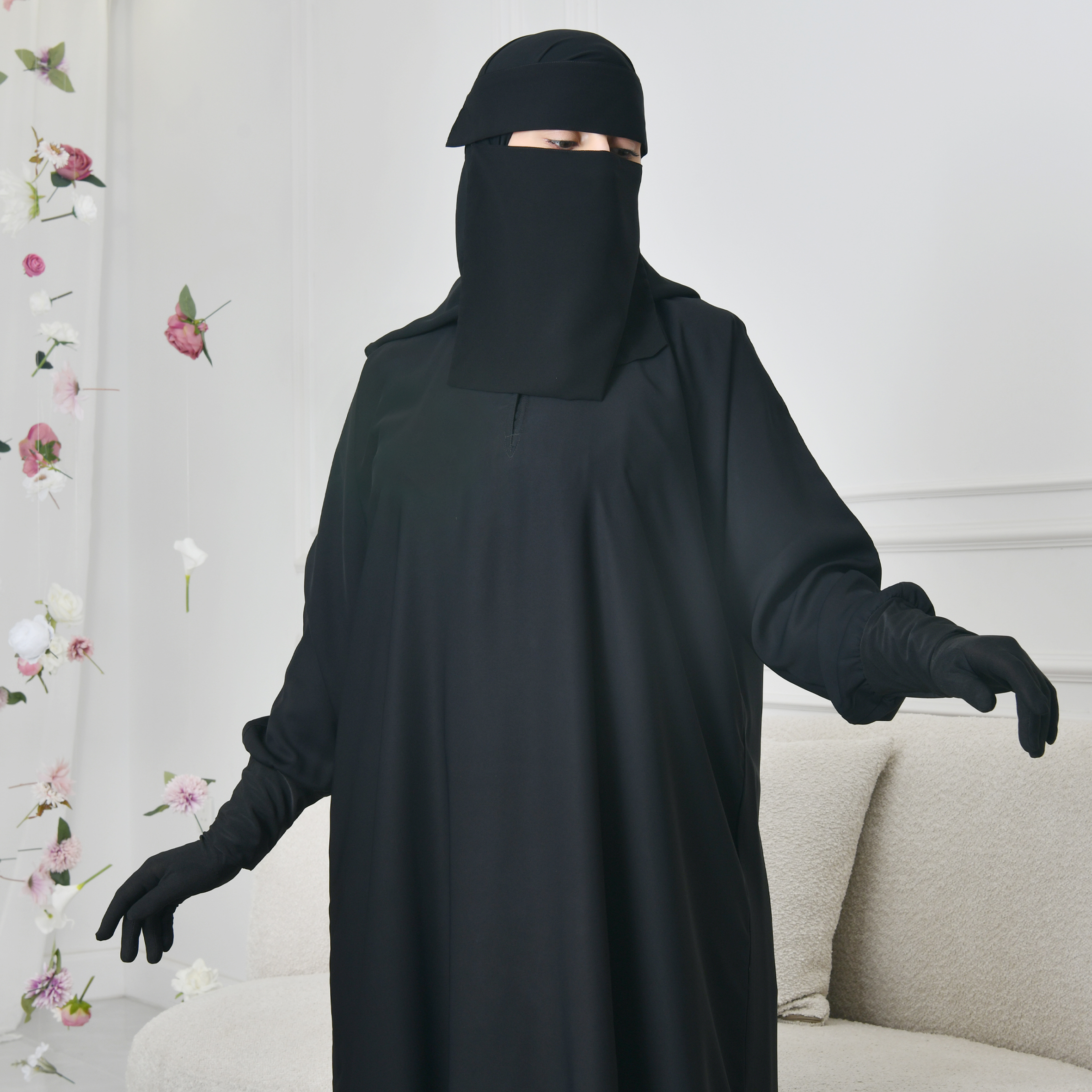  عباية كتف سوداء سادة مغلقة بطقطق من الاعلى واكمام زم ستريش 