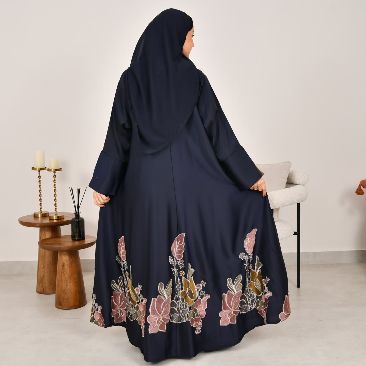  عباية لف نص كلوش باللون الكحلي بتطريزات اسفل العباية 
