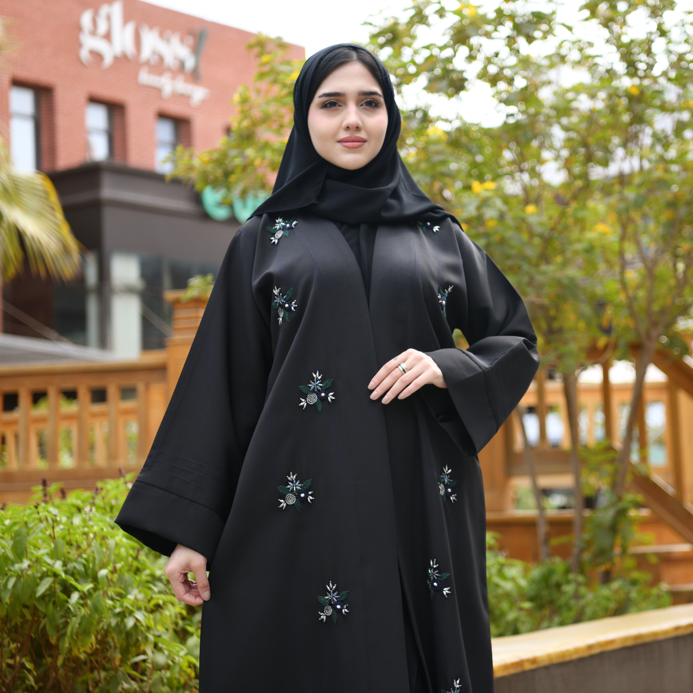  عباية لف مزينة بشك و تطريز باللون الأخضر و الأزرق و الكريستال الملون  