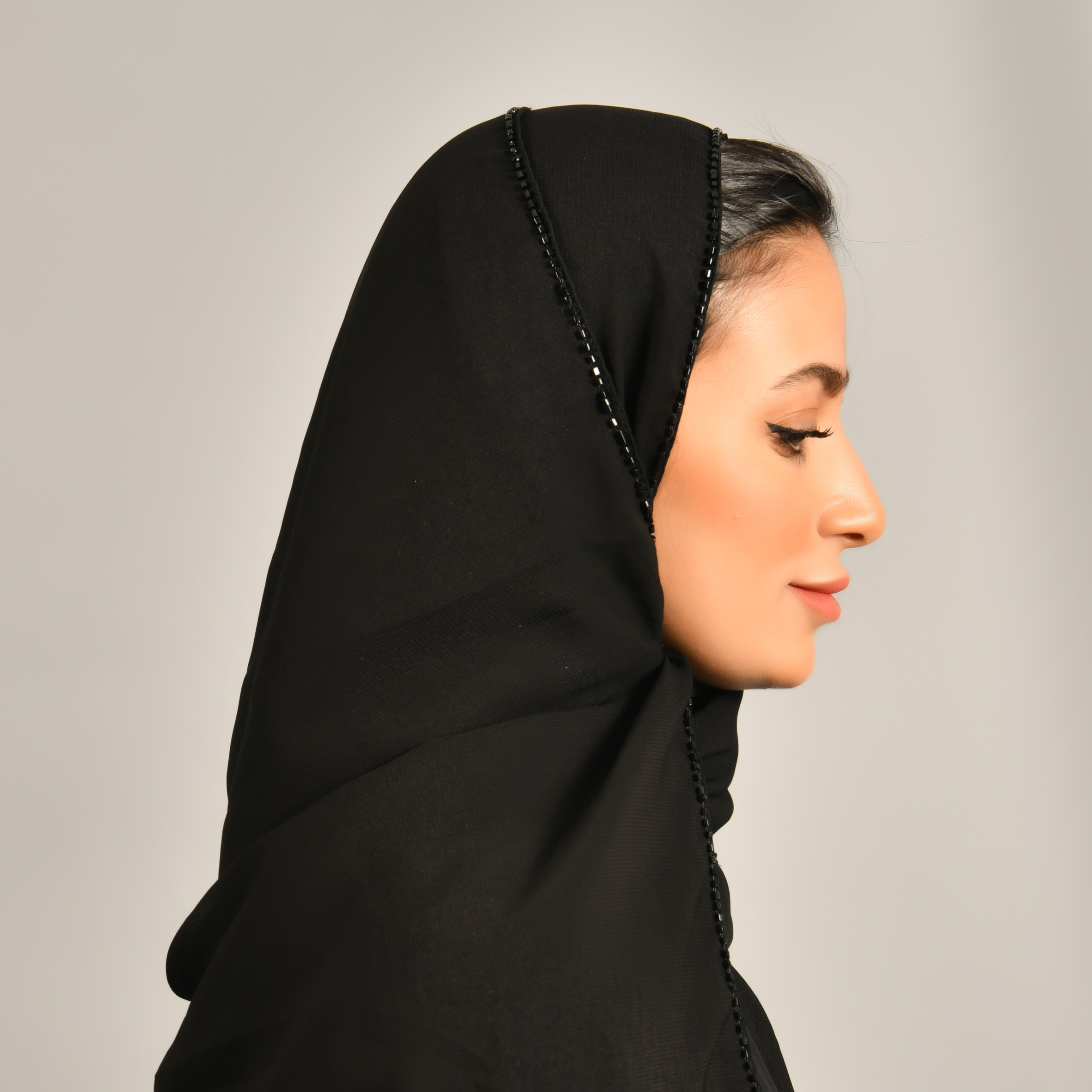  طرحه سوداء بشك أسود  على الحواف 