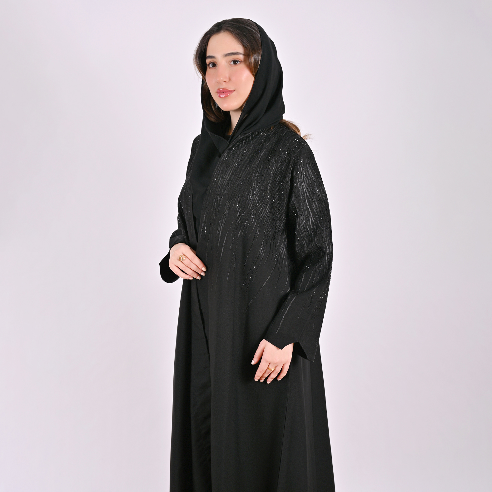  عباية لف سوداء انيقة مزينة بتطريز وفصوص 